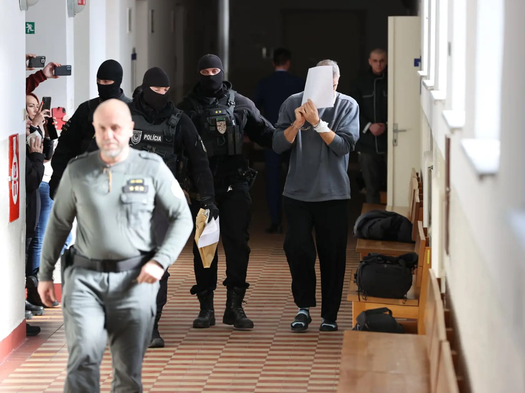 Mestský súd Bratislava I v týchto chvíľach rozhoduje o väzbe pre 43-ročného Juraja, ktorého polícia viní z brutálnej vraždy svojej manželky Janky († 40) v bratislavskom Prievoze. Manželský pár žil v susedstve lídra skupiny Elán Joža Ráža.
