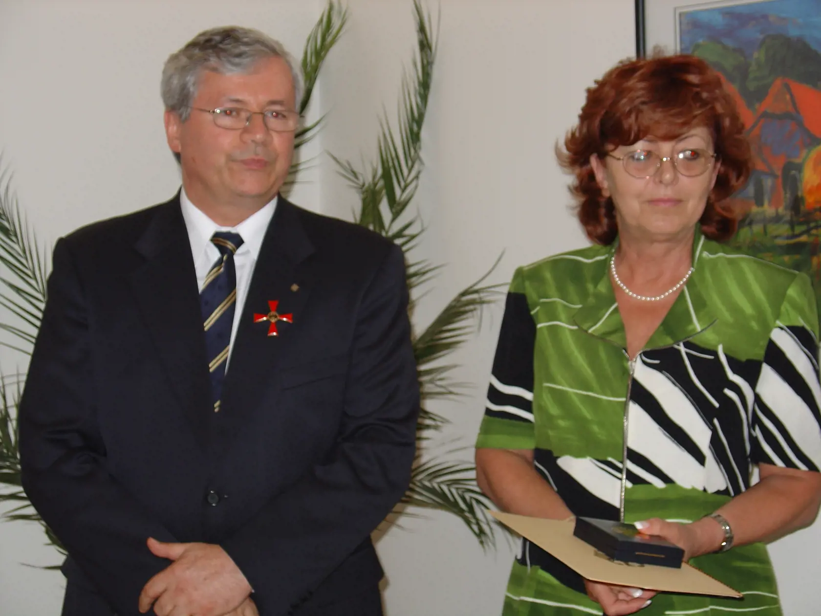 Manželia Adela a Juraj Sinayovci: Na archívnom zábere slávnosť odovzdania Kríža prezidenta SRN prof. Sinayovi.

Príjemný deň a všetko dobre.
