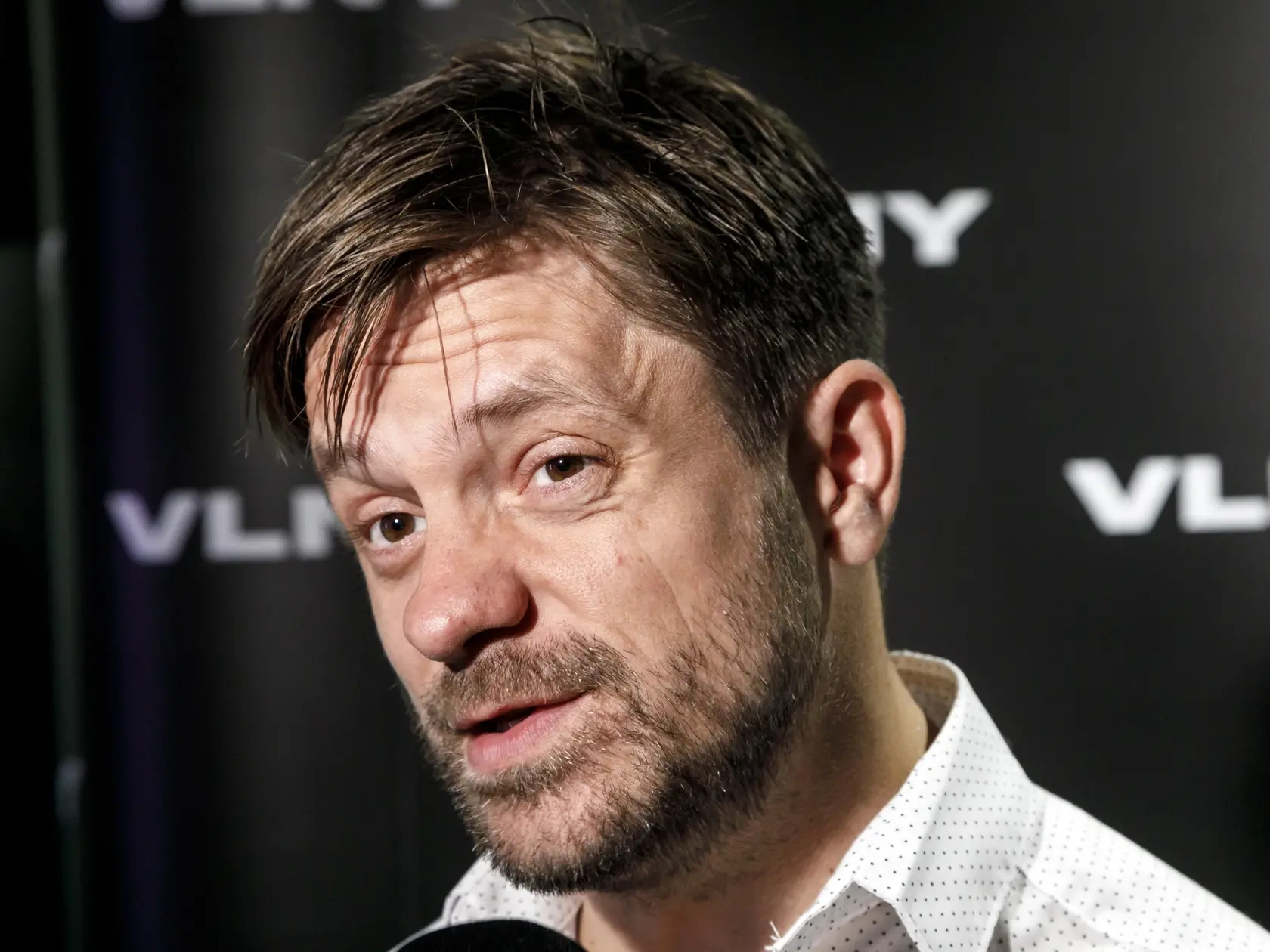 Na snímke český režisér Jiří Mádl pózuje po novinárskej projekcii filmu Vlny v Bratislave 30. júla 2024. FOTO TASR - Dano Veselský