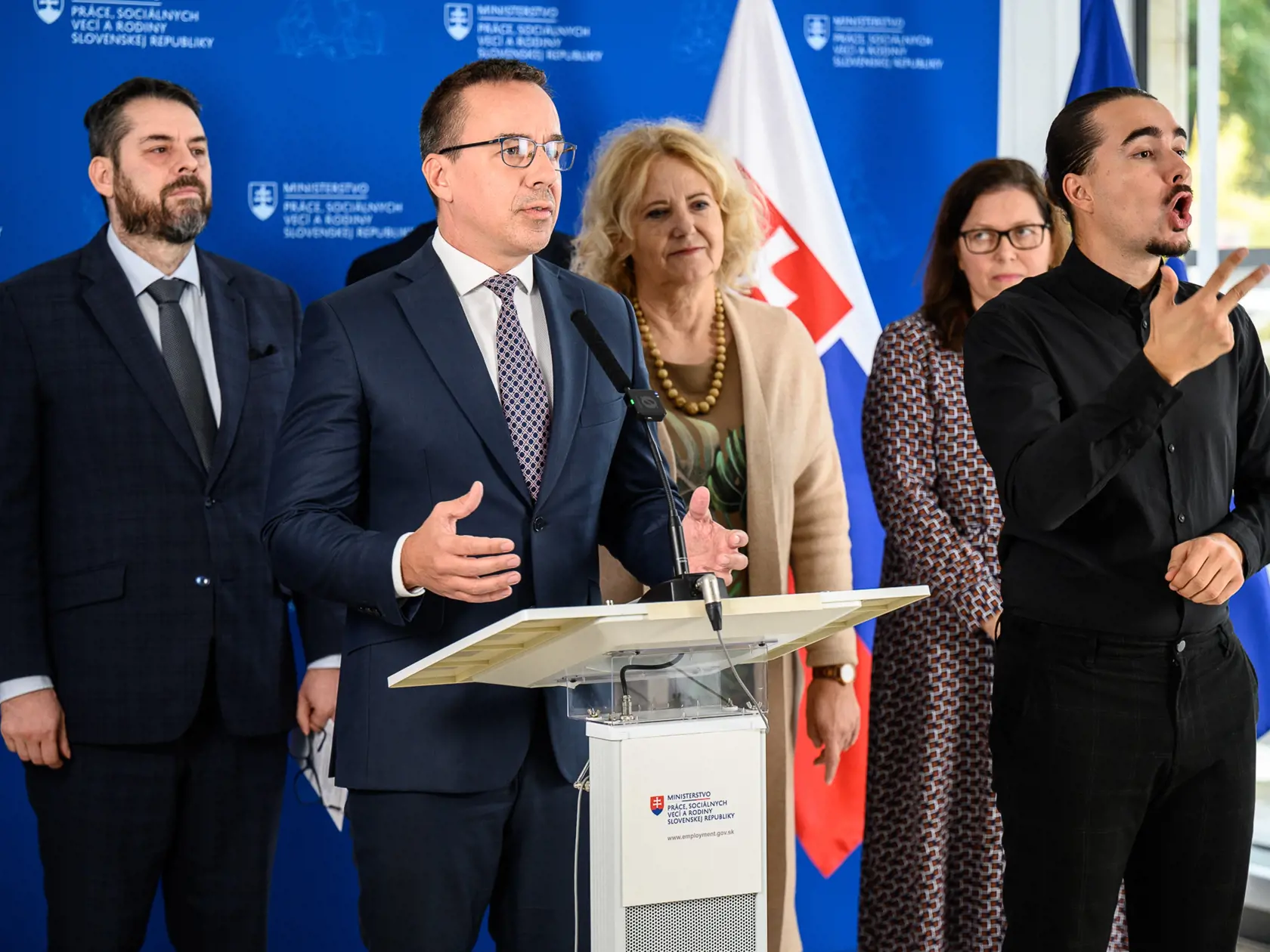 Zvýšenie opatrovateľského príspevku na zdravotne znevýhodnené dieťa bude v roku 2025 znamenať navýšenie nákladov o takmer 8,7 milióna eur, v roku 2026 o viac ako 8,7 milióna a v roku 2027 o takmer 8,9 milióna eur, čiže celkový balík zmien pre zdravotne znevýhodnené osoby bude predstavovať výdavky navyše o 30 miliónov eur. 