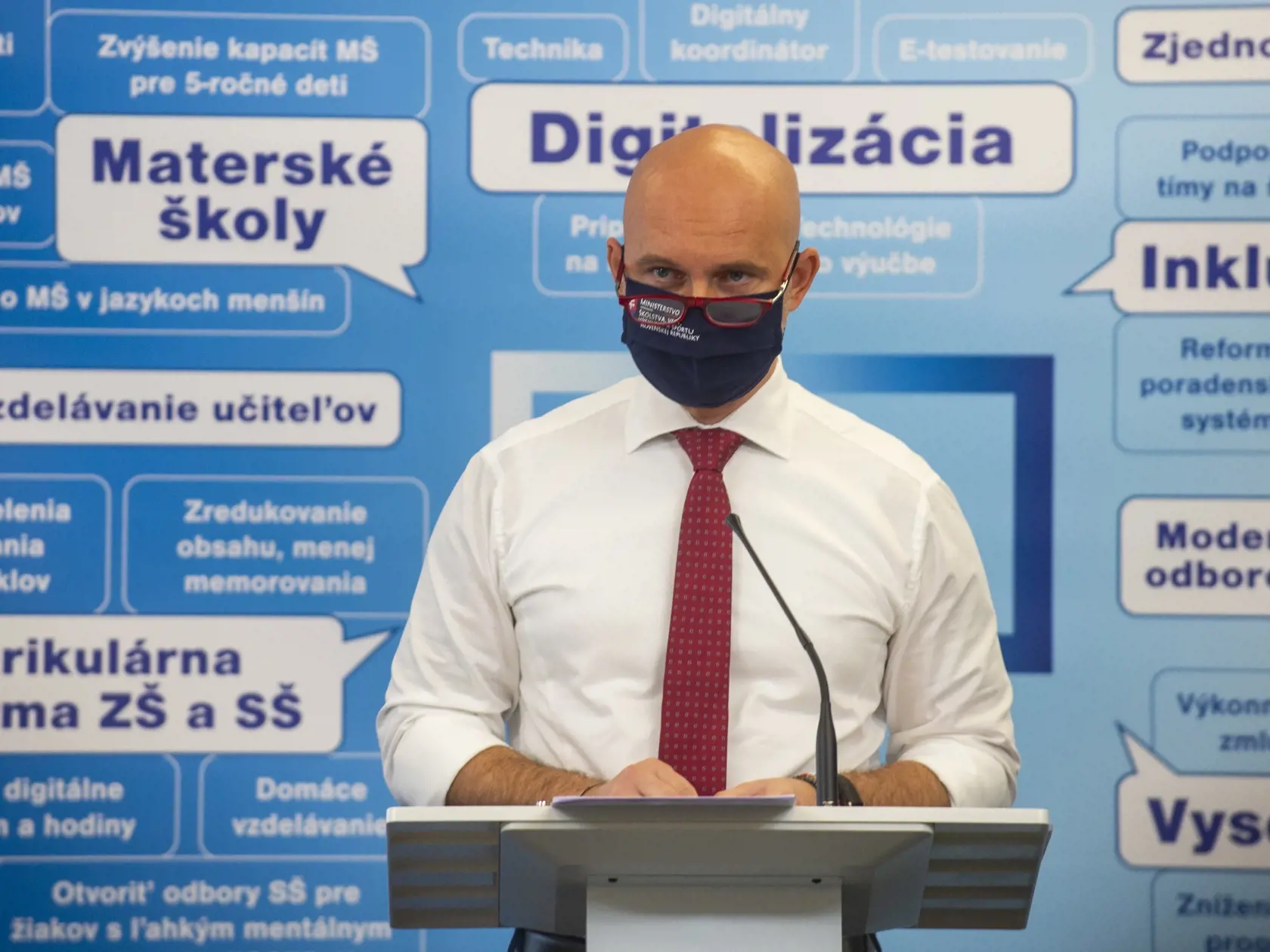 Na snímke minister školstva, vedy, výskumu a športu SR Branislav Gröhling počas tlačovej konferencie na tému Moderné školstvo 13. novembra 2020 v Bratislave. FOTO TASR - Jakub Kotian