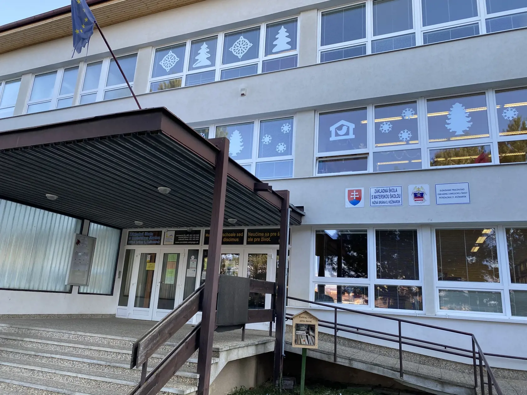 Základná škola s materskou školou Nižná brána v Kežmarku začína vyučovať prezenčnou formou aj žiakov na druhom stupni. Do tried budú prichádzať po piatich, ostatní k nim budú pripojení cez internet.