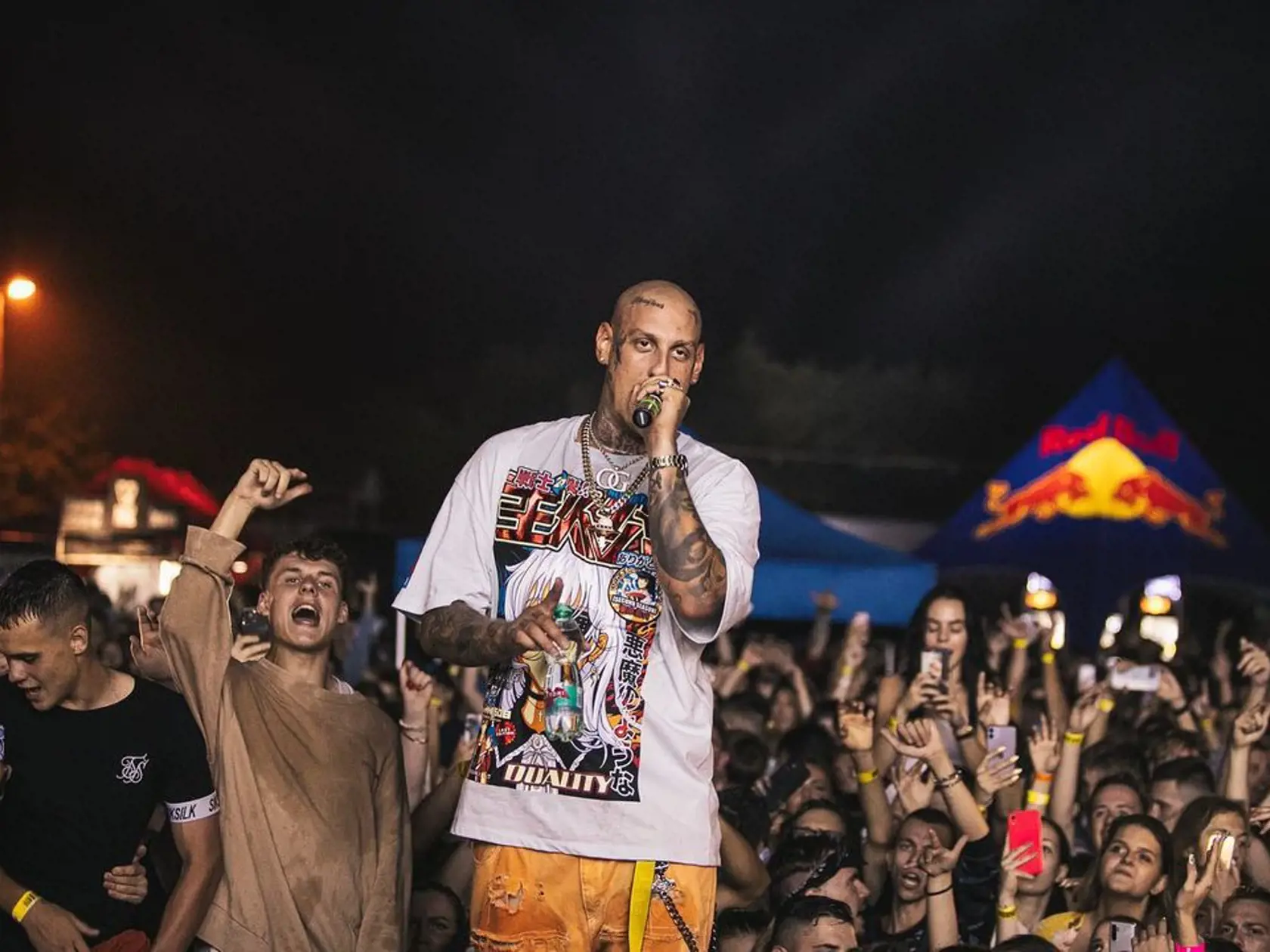 ,,Ďakujem, že mám pri sebe dievča, ktoré mi dalo po tom celom zle, ktoré sa spustilo v roku 2020, veľmi fresh vibe do života.. Čajka je chodiaca nabíjačka! Asi ju napustím👨🏽‍🍼," žartuje Separ, aj keď, pri ňom nikdy nevieme, či ide len o žart :D