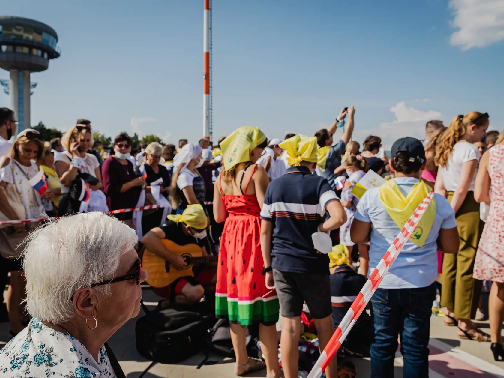 Pápež František priletel v nedeľu 12.9. 2021 na štvordňovú návštevu Slovenskej republiky. Početná skupina veriacich bola vítala Svátého otca priamo na ploche bratislavského letiska.