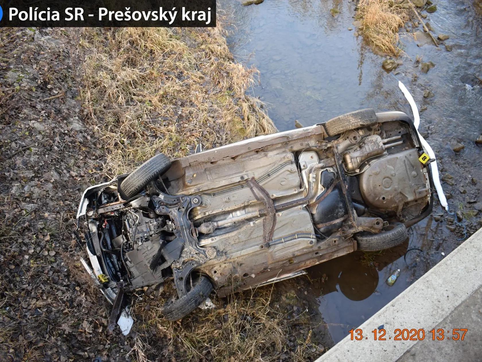 Mladík skončil so svojim autom na streche v potoku.