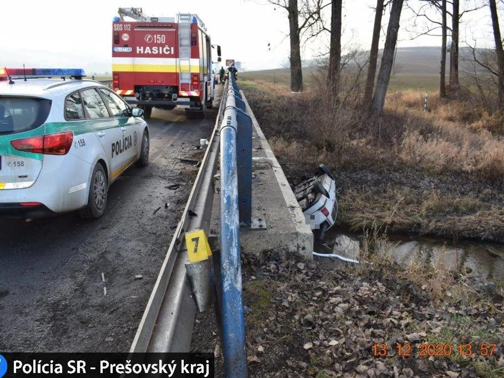 Mladík skončil so svojim autom na streche v potoku.