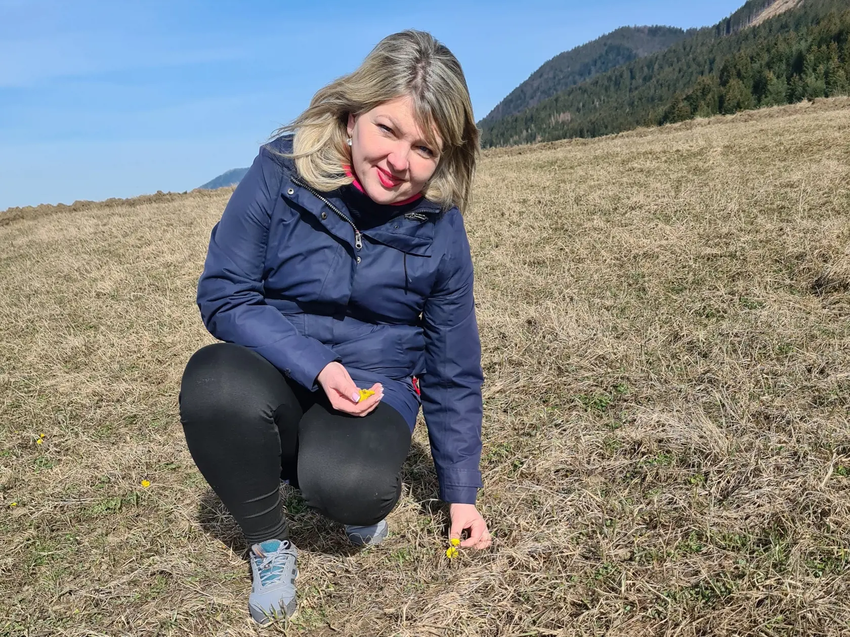 Katarína Künstler pri zbere byliniek
