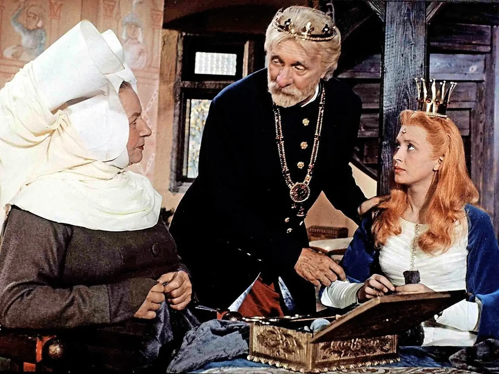 Nádherné šaty si veľmi neužila, po celý čas na nich nosila myší kožuštek s kapucňou.