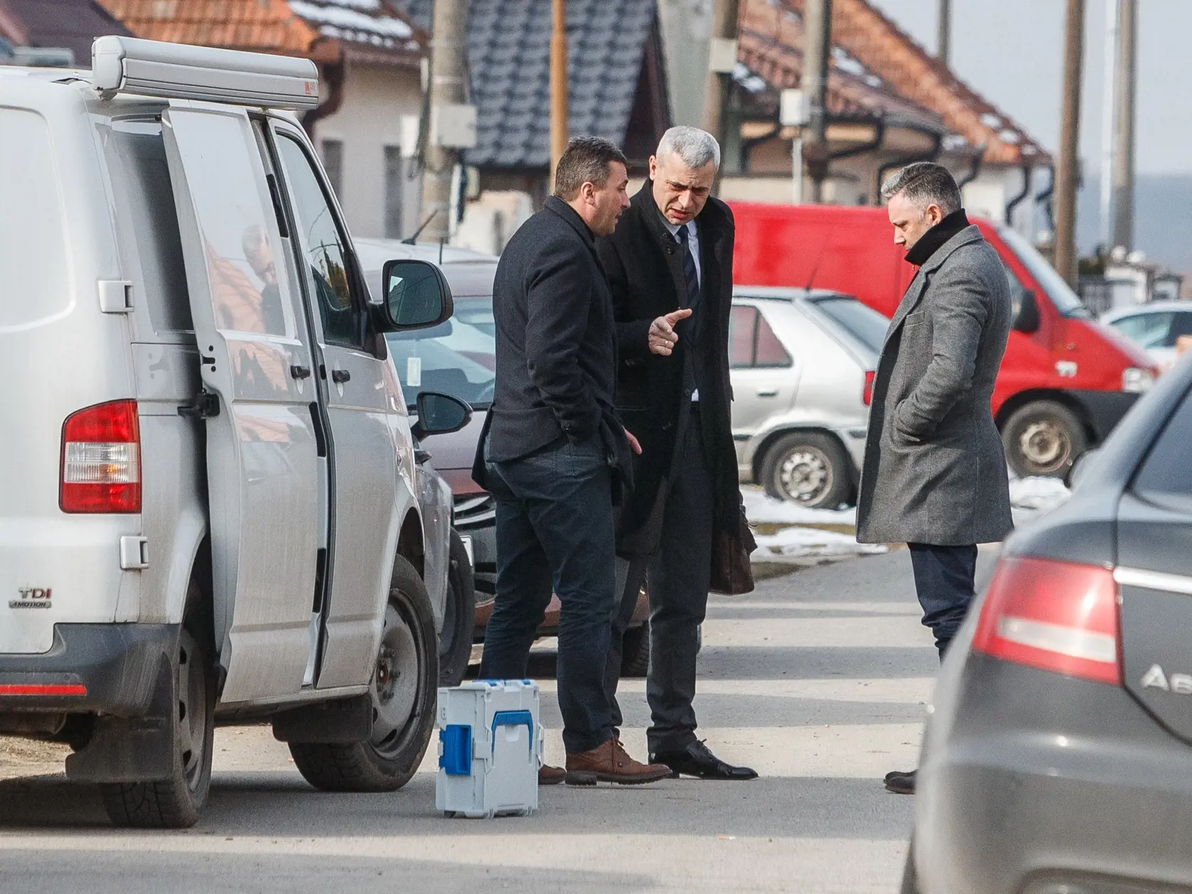 Na snímke príslušníci Policajného zboru Slovenskej republiky vykonávajú potrebné úkony v dome na Brezovej ulici v obci Veľká Mača, v ktorom došlo k dvojnásobnej vražde. Obeťami vraždy sa stali investigatívny novinár Ján Kuciak a jeho partnerka Martina Kušnírová.