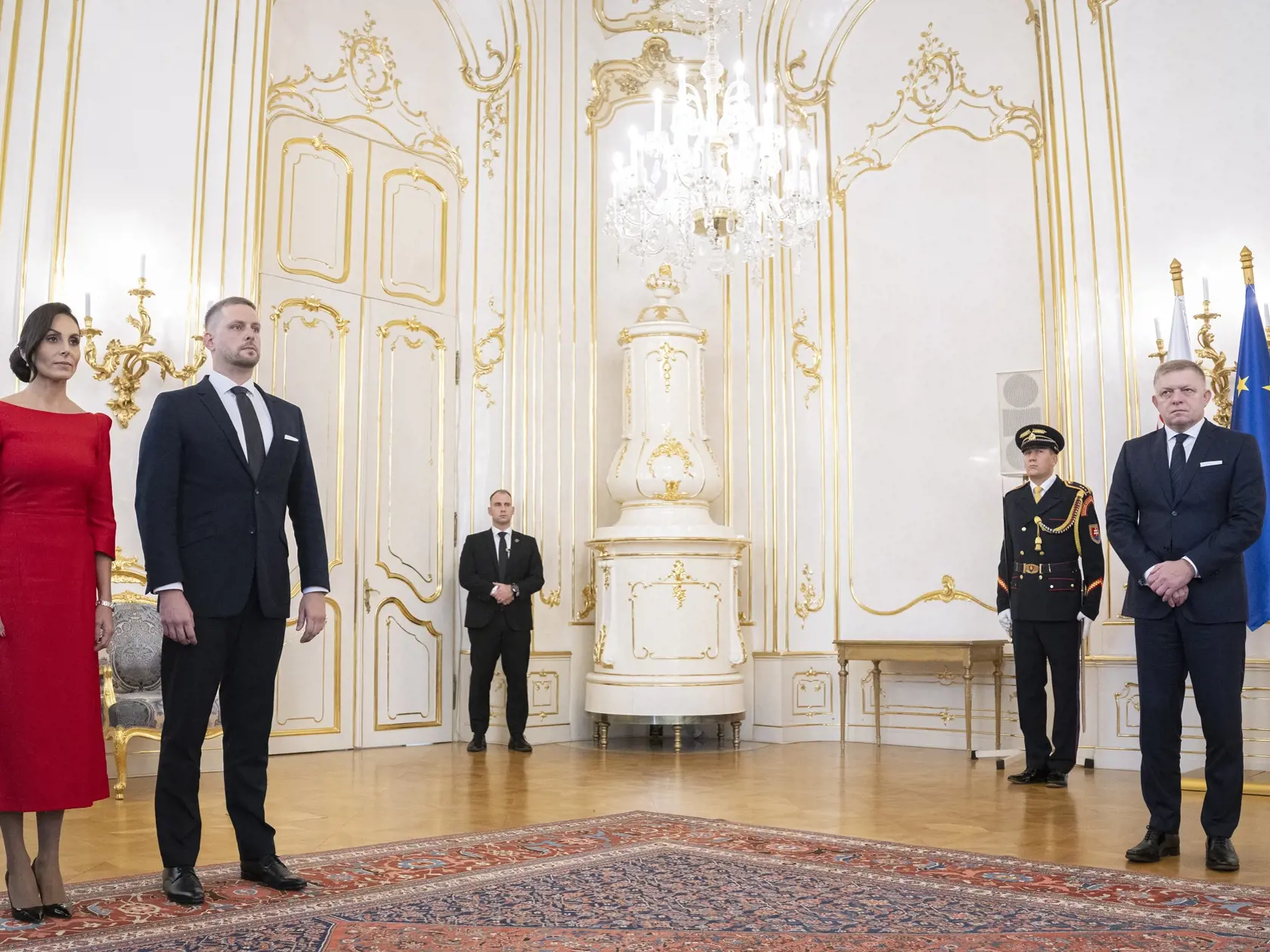 Prezident Peter Pellegrini prijal demisiu ministerky zdravotníctva Zuzany Dolinkovej (Hlas-SD) v Prezidentskom paláci v Bratislave vo štvrtok 10. októbra 2024. Vo funkcii ju nahradil Kamil Šaško (Hlas-SD). Na snímke sprava predseda vlády SR Robert Fico (Smer -SD), odstupujúca ministerka zdravotníctva Zuzana Dolinková (Hlas-SD, vľavo) a jej nástupca Kamil Šaško (Hlas-SD, druhý zľava) sú v Prezidentskom paláci v Bratislave vo štvrtok 10. októbra 2024. Dolinková oznámila svoj koniec vo funkcii minulý týždeň. Rozhodnutie odôvodnila tým, že necíti podporu pre presadzovanie svojich cieľov a opatrení na zlepšenie zdravotníctva. Kritizovala okrem iného aj schválenie konsolidačných opatrení v parlamente. Kamil Šaško pôsobil ako štátny tajomník na ministerstve hospodárstva. Vláda ho z tejto pozície odvolala v stredu 9. októbra. FOTO TASR - Martin Baumann