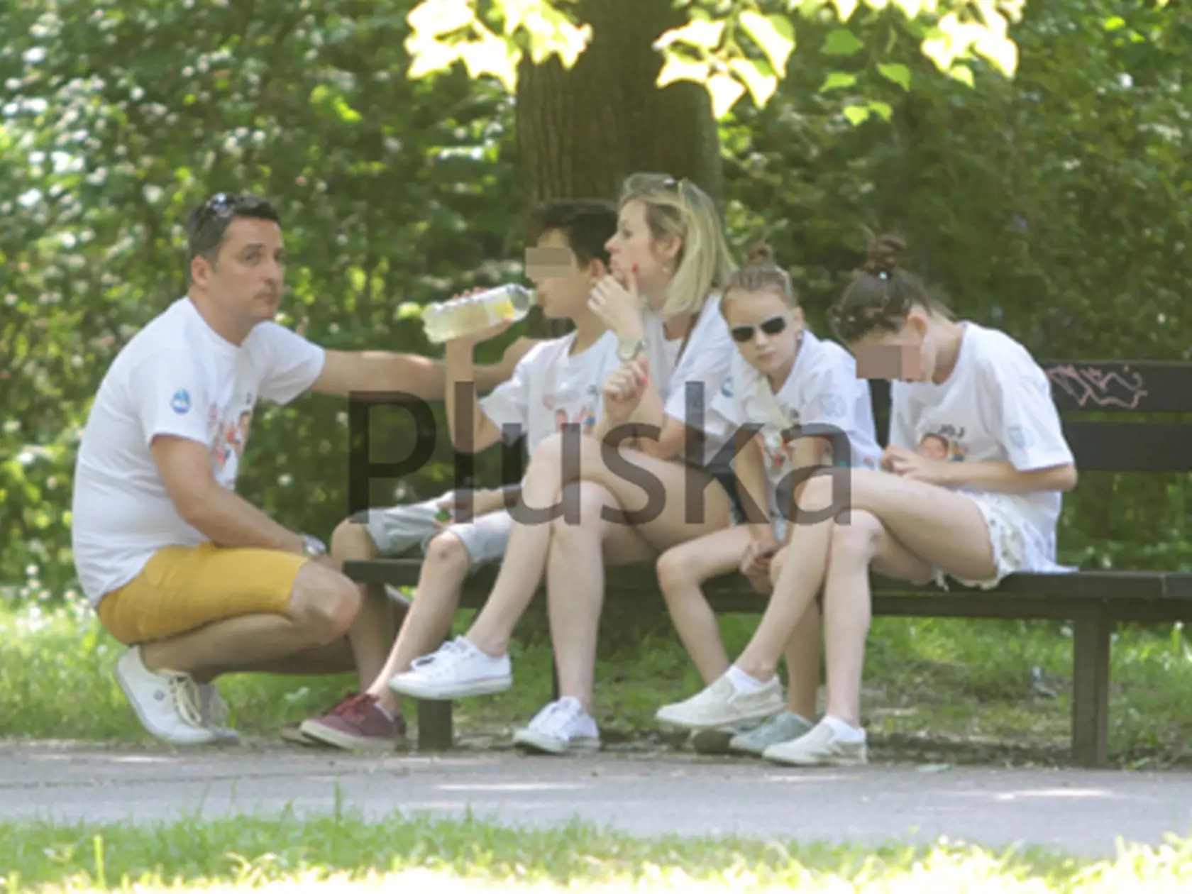 Sarnovský sa počas obedovej prestávky venoval svojej priateľke, jej dcéram a svojmu synovi.