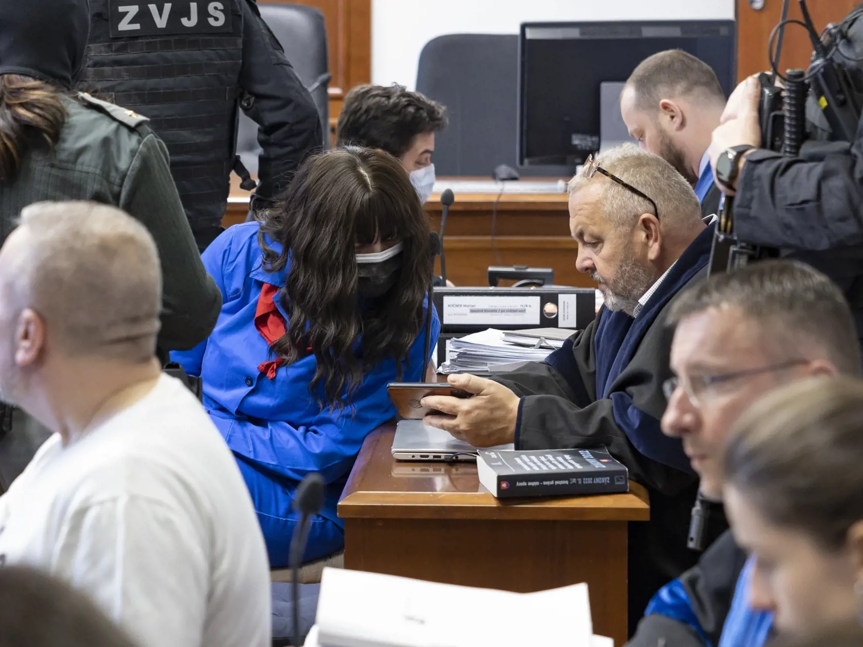Alena Zsuzsová sa pred pojednávaním radila so svojim právnikom.