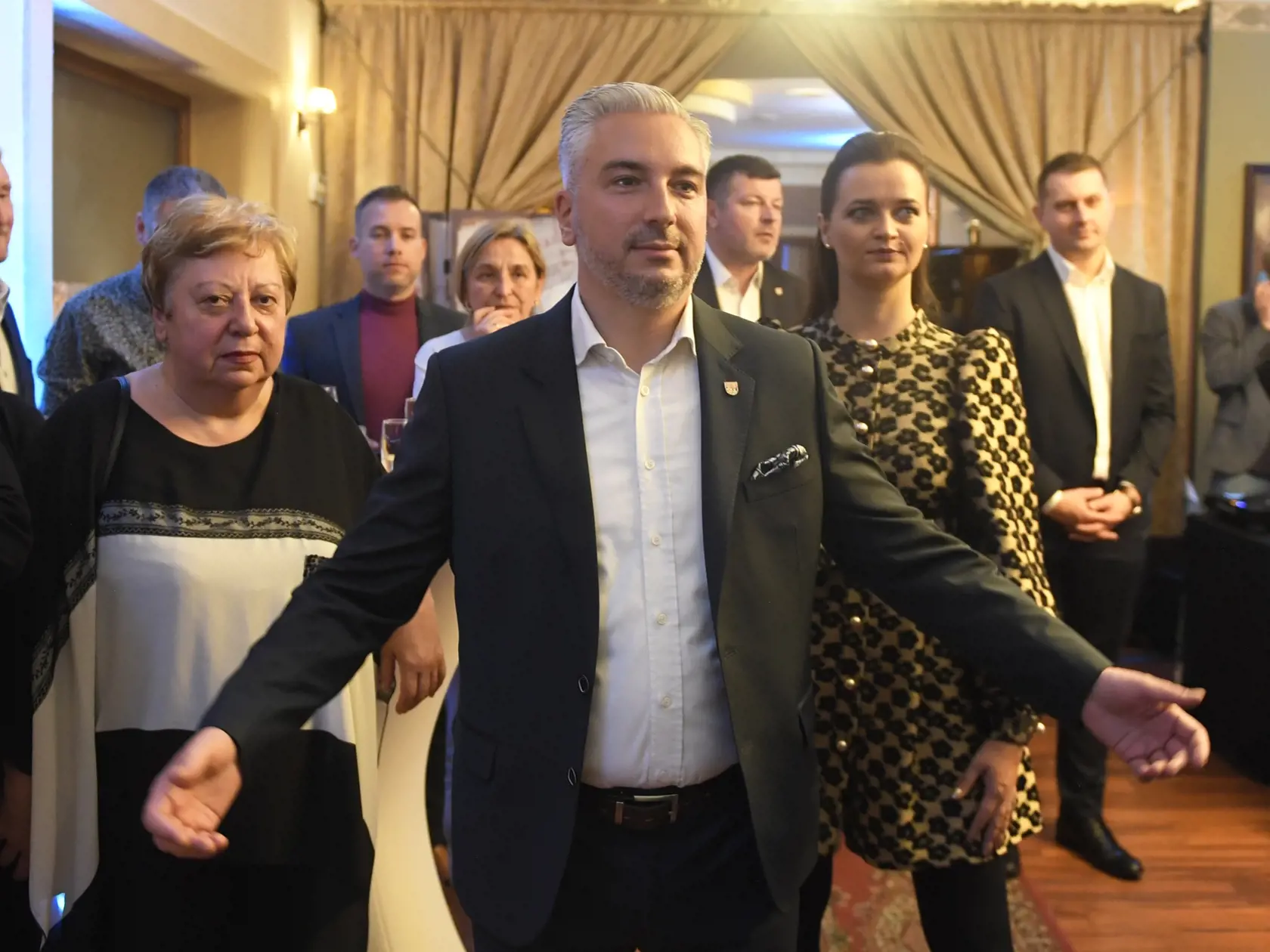 Trnka s manželkou a matkou (v pozadí) sa teší, že obhájil post.