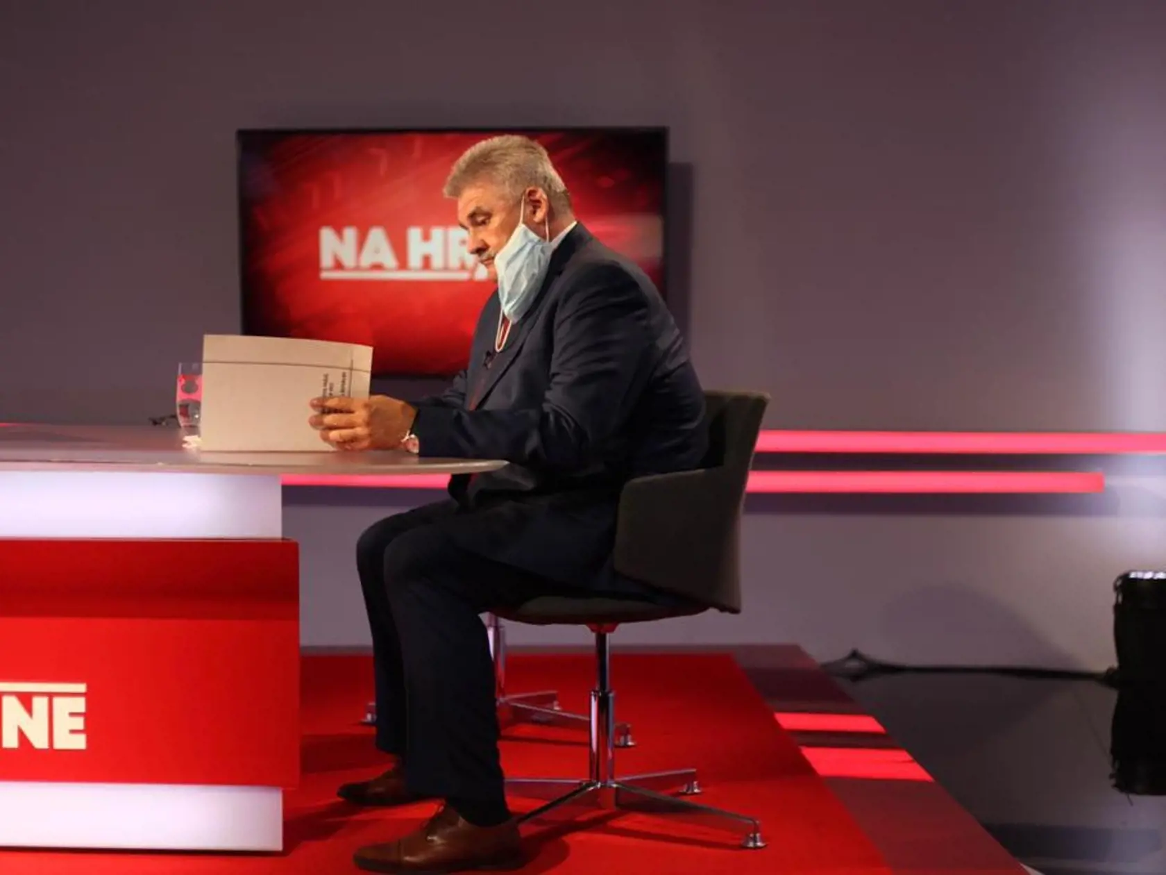 Richard Sulík meškal na živé vysielanie relácie JOJ Na hrane. V štúdiu sedel zo začiatku iba Ján Richter.