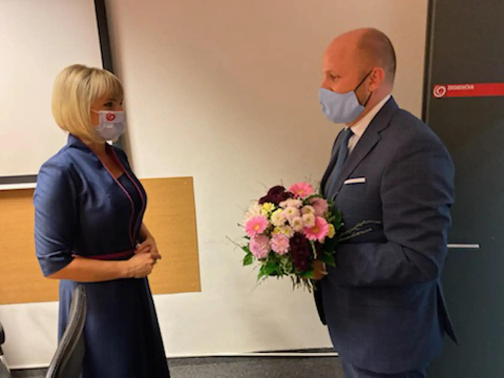 Dibáková dostala pozornosť k narodeninám. Minister Jaroslav Naď jej pred vysielaním daroval kyticu kvetov.