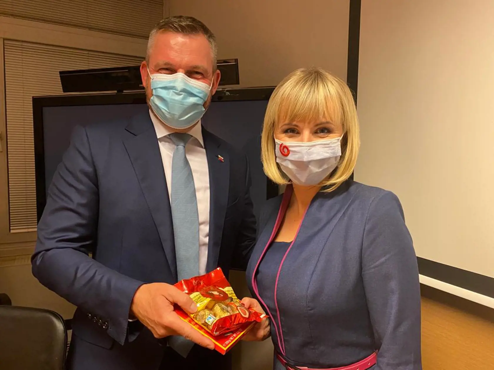 Dibáková dostala pozornosť k narodeninám. Expremiér Pellegrini jej  pred vysielaním daroval čokoládové bonbóny.