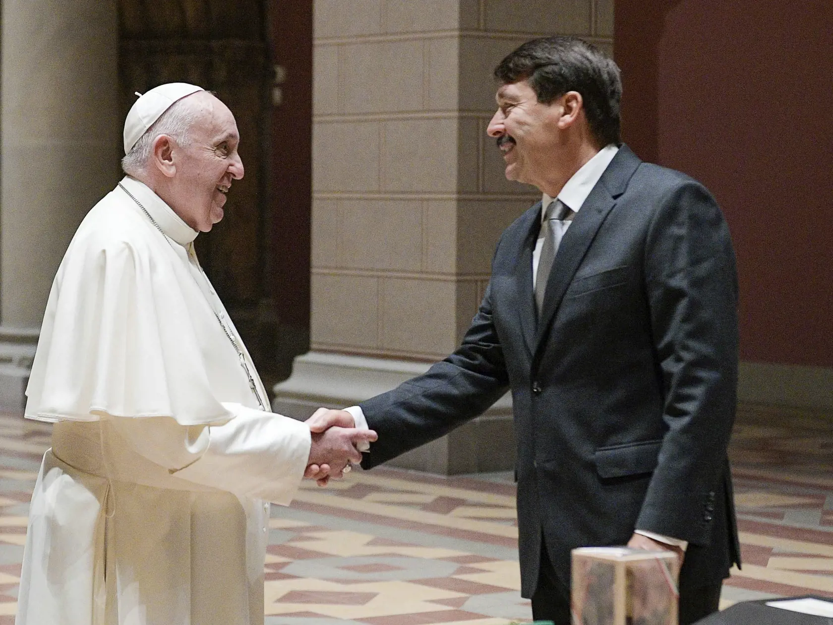 KK8 Budapešť - Pápež František a maďarský prezident János Áder počas stretnutia 12. septembra 2021 v Budapešti. Pápež František v nedeľu ráno pristál v Budapešti, kde sa zúčastní na medzinárodnom ekumenickom kongrese a absolvuje stretnutie s maďarským premiérom Viktorom Orbánom. Ide o prvú návštevu úradujúceho pápeža v Maďarsku od roku 1996, keď túto krajinu navštívil Ján Pavol II. Pápež okrem toho v Budapešti odslúži omšu na záver 52. medzinárodného eucharistického kongresu a stretne sa s preds