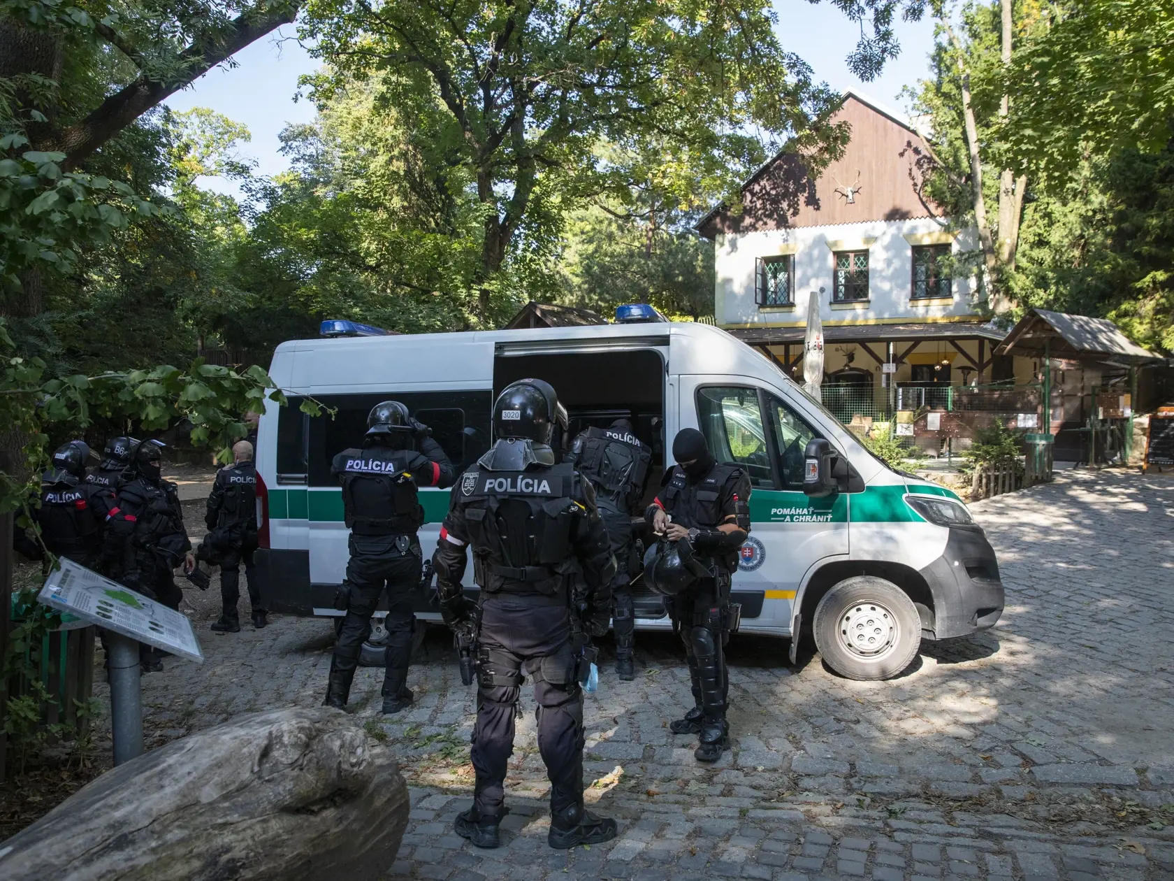 Na snímke pápež František prichádza na Apoštolskú nunciatúru v Horskom parku
Na snímke policajti pred Horárňou v Horskom parku