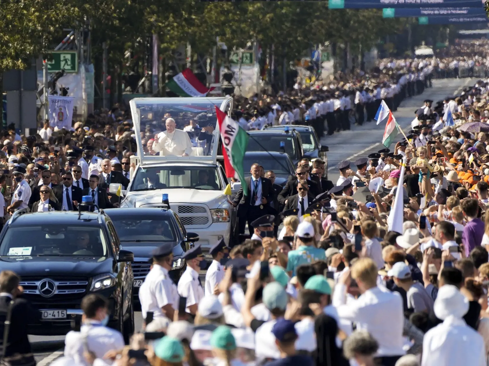 KK22 Budapešť - Pápež František zdraví veriacich z papamobilu počas príchodu na omšu na záver 52. medzinárodného eucharistického kongresu na Námestí hrdinov (Hősök tere) v Budapešti 12. septembra 2021 v Budapešti. Pápež František v nedeľu ráno pristál v Budapešti. Následne sa stretol s maďarským premiérom Viktorom Orbánom, maďarským prezidentom Jánosom Áderom, členmi konferencie katolíckych biskupov Maďarska, predstaviteľmi reformovanej cirkvi a židovskej komunity Maďarska. Ide o prvú návštevu ú