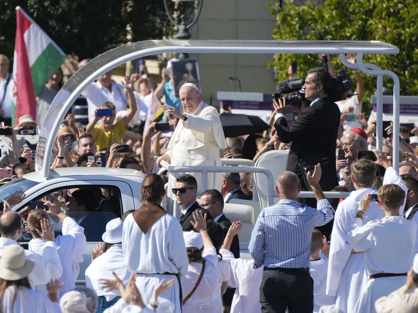 KK21 Budapešť - Pápež František zdraví veriacich z papamobilu počas príchodu na omšu na záver 52. medzinárodného eucharistického kongresu na Námestí hrdinov (Hősök tere) v Budapešti 12. septembra 2021 v Budapešti. Pápež František v nedeľu ráno pristál v Budapešti. Následne sa stretol s maďarským premiérom Viktorom Orbánom, maďarským prezidentom Jánosom Áderom, členmi konferencie katolíckych biskupov Maďarska, predstaviteľmi reformovanej cirkvi a židovskej komunity Maďarska. Ide o prvú návštevu ú