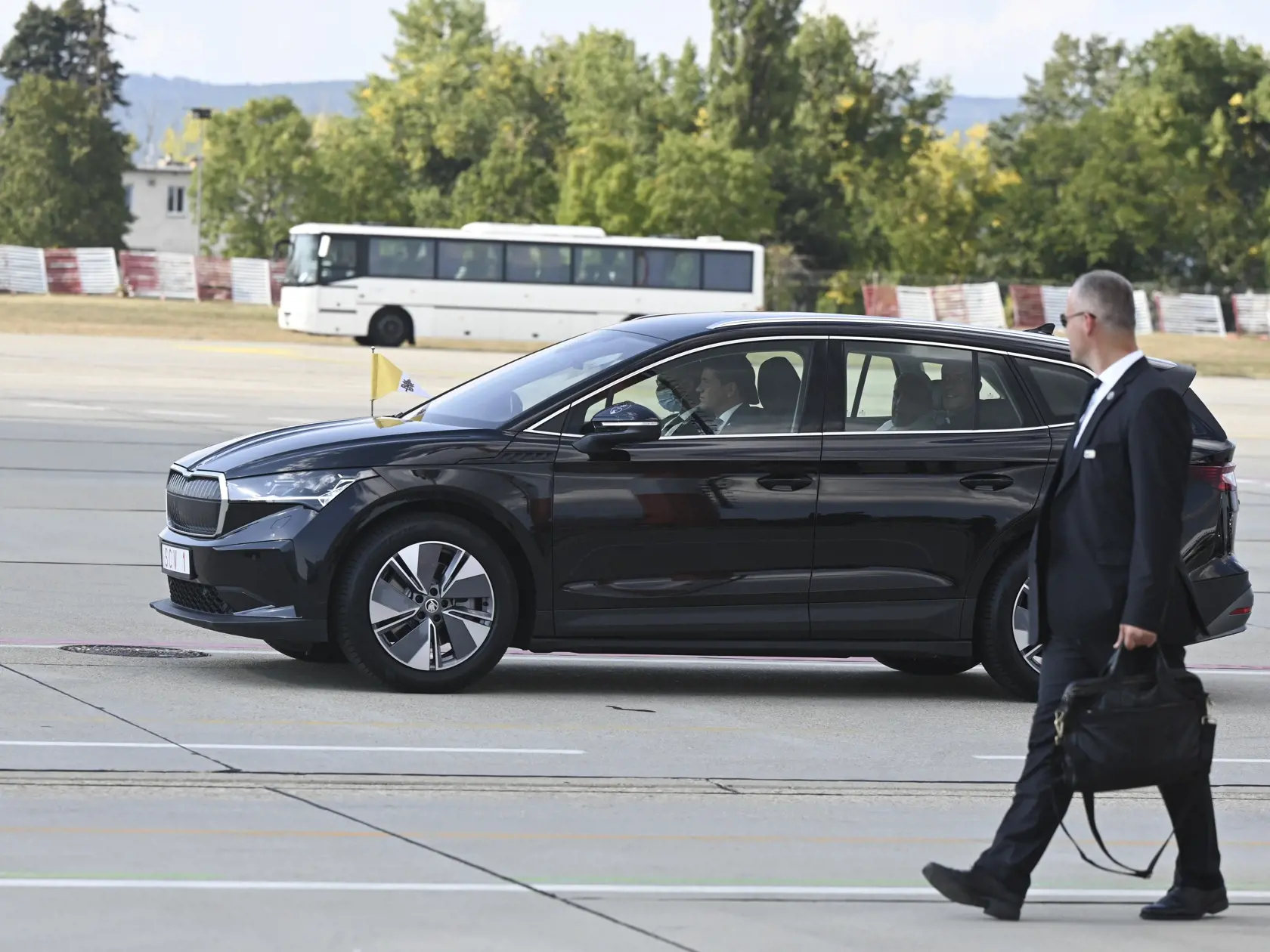 V nedeľu 12. septembra 2021 pricestoval na oficiálnu návštevu Slovenska pápež František. Počas návštevy, ktorá potrvá do 15. septembra Svätý Otec zavíta do Bratislavy, Košíc, Prešova a Šaštína. Stretne sa s troma najvyššími ústavnými činiteľmi, ale aj zástupcami židovskej či rómskej komunity. V Šaštíne je na programe svätá omša s homíliou Svätého Otca. Návšteva, ktorej mottom je “ S Máriou a Jozefom na ceste za Ježišom” je prvou cestou pápeža Františka na Slovensko. Na snímke pápež František odc
