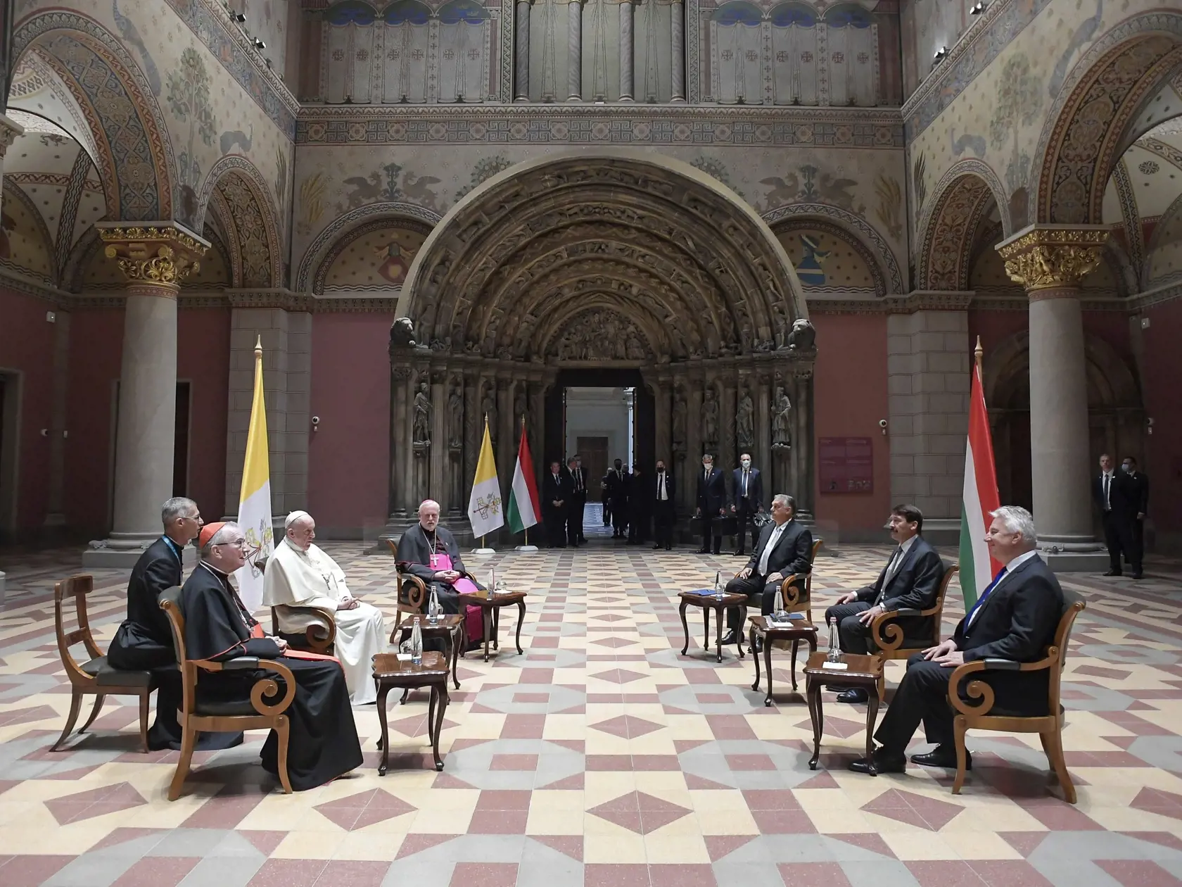 KK3 Budapešť - Pápež František (vľavo), maďarský prezident János Áder (druhý vpravo) a maďarský premiér Viktor Orbán (tretí vpravo) počas stretnutia 12. septembra 2021 v Budapešti.  Pápež František v nedeľu ráno pristál v Budapešti. Ide o prvú návštevu úradujúceho pápeža v Maďarsku od roku 1996, keď túto krajinu navštívil Ján Pavol II. FOTO TASR/AP
Pope Francis, left, meets Hungarian President Janos Ader, second from right, and Prime Minister Viktor Orban, third from right, at Budapest's Museum 