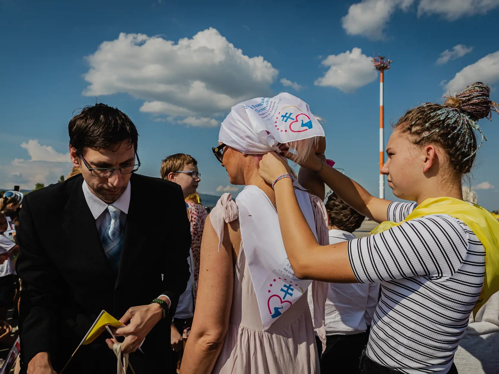 Pápež František priletel v nedeľu 12.9. 2021 na štvordňovú návštevu Slovenskej republiky. Početná skupina veriacich bola vítala Svátého otca priamo na ploche bratislavského letiska.