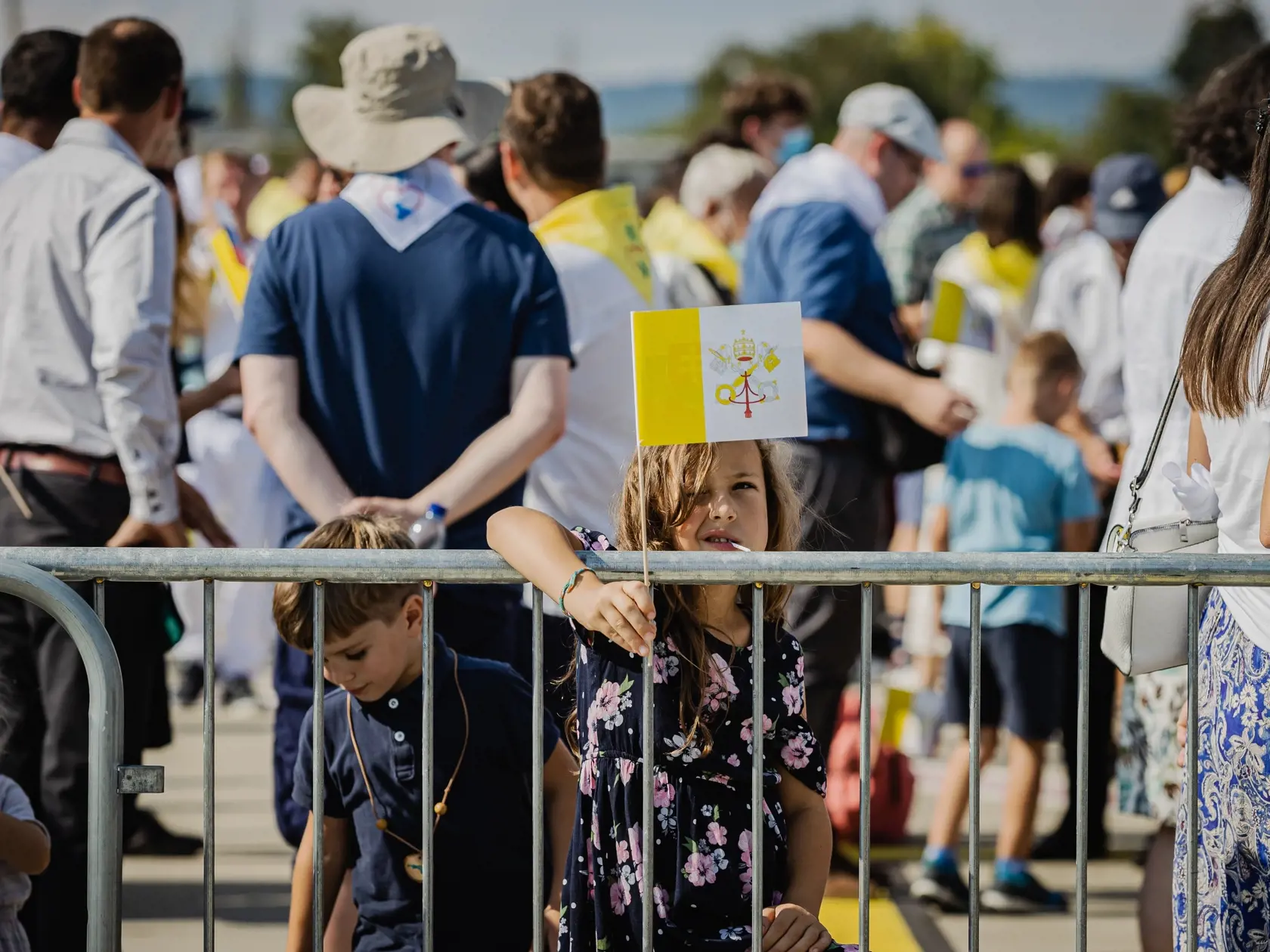 Pápež František priletel v nedeľu 12.9. 2021 na štvordňovú návštevu Slovenskej republiky. Početná skupina veriacich bola vítala Svátého otca priamo na ploche bratislavského letiska.