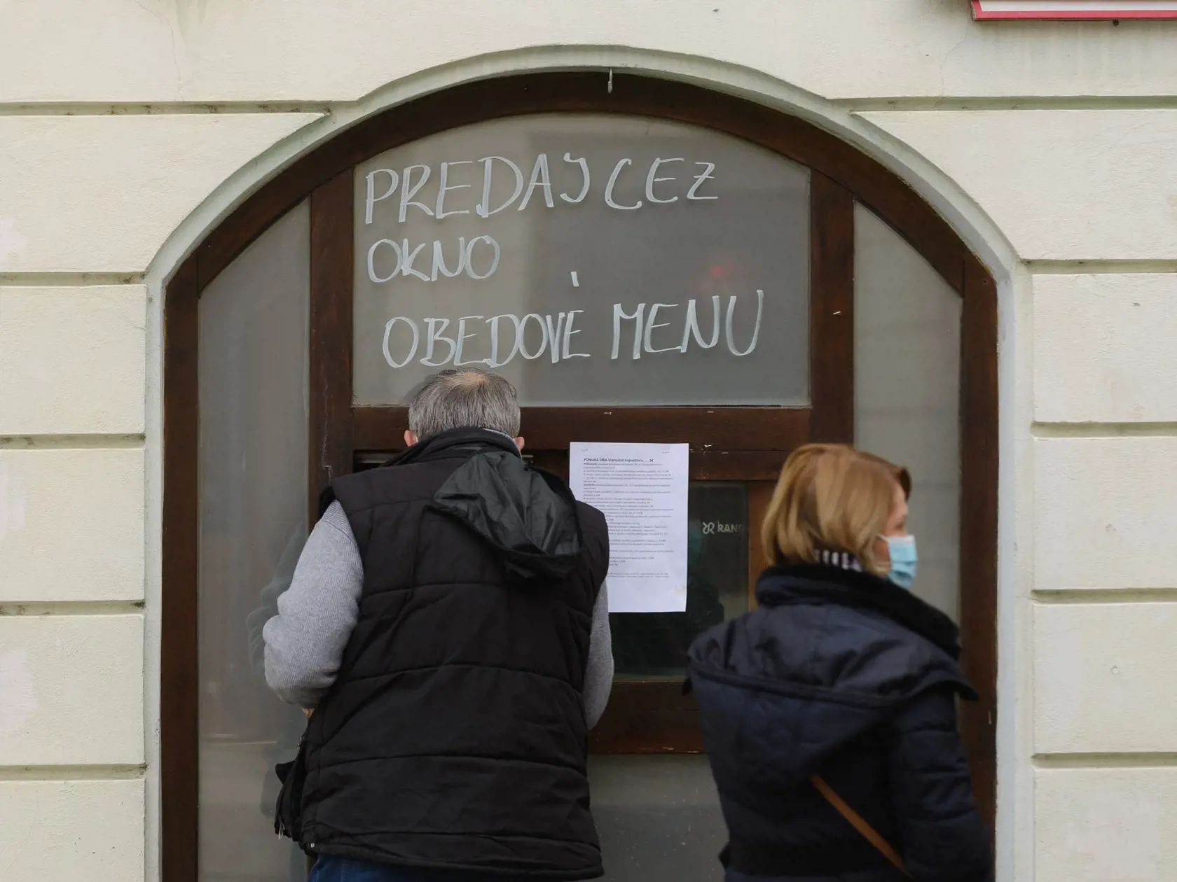 Fungovanie terás v kaviarňach a reštauráciách je od piatka 11. decembra 2020 zakázané. Naďalej môžu ponúkať donáškové služby alebo osobný odber. Zmeny priniesla vyhláška Úradu verejného zdravotníctva (ÚVZ) SR, ktorá reaguje na závery ústredného krízového štábu. Na snímke výdaj obedov v centre mesta Nitra 11. decembra 2020. FOTO TASR - Henrich Mišovič