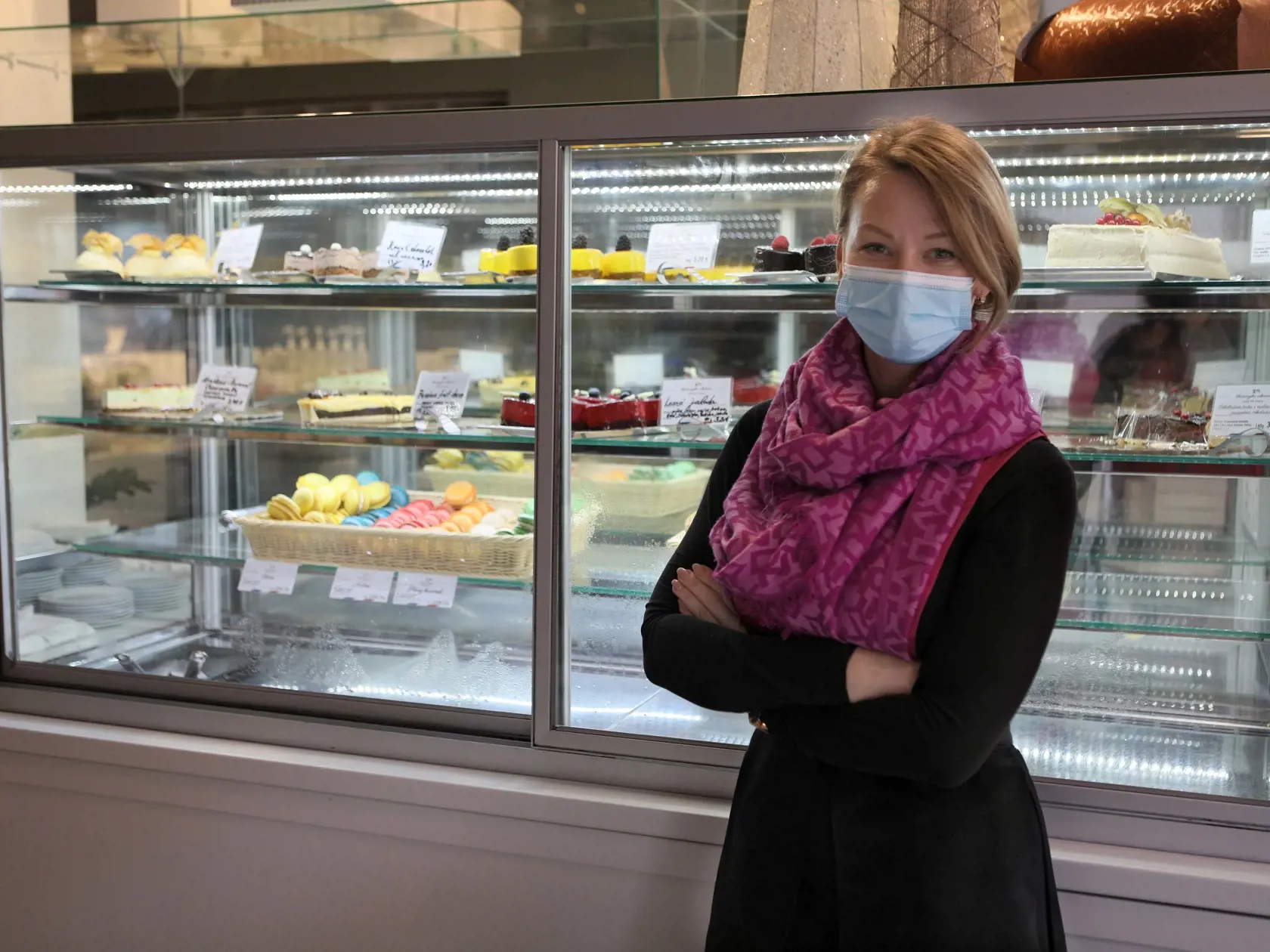 CHÝBAJÚ „Ľudia sú už unavení, mrzutí a neistí,“ hovorí pani Henrieta, čašníčka z vychýrenej francúzskej cukrárne. V gastroslužbách pracuje už 14 rokov.