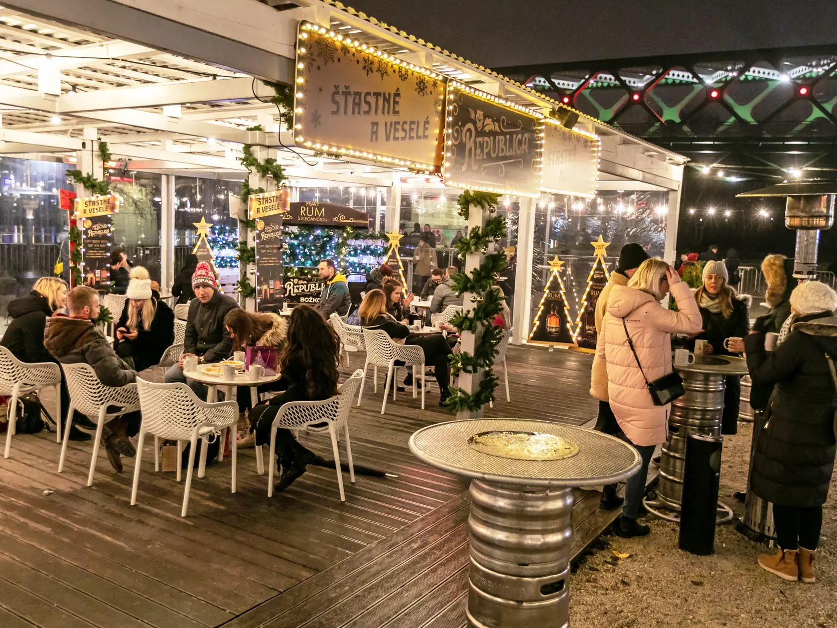 Na snímke vianočné trhy na Tyršovom námestí počas pandémie covid 19. 