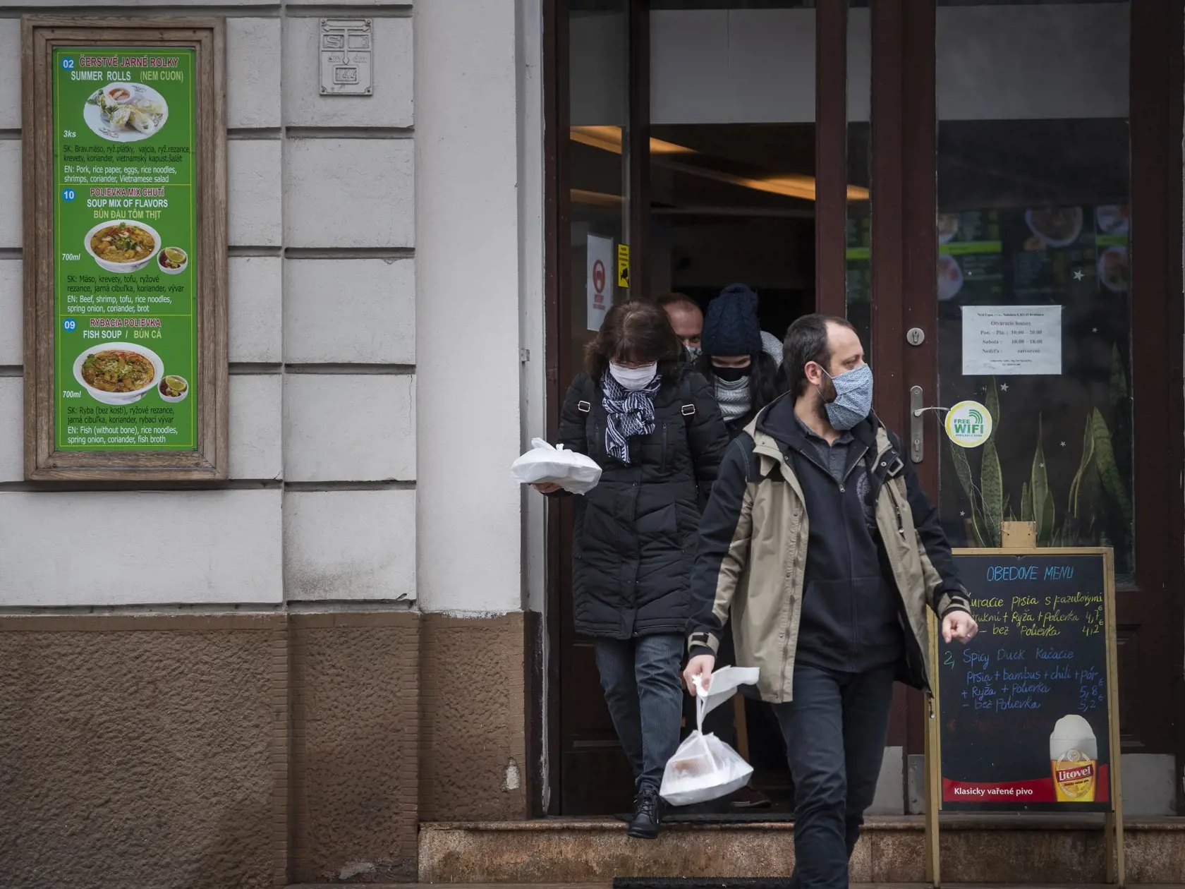 Fungovanie terás v kaviarňach a reštauráciách je od piatka 11. decembra 2020 zakázané na základe vyhlášky Úradu verejného zdravotníctva (ÚVZ) SR, ktorá reaguje na závery ústredného krízového štábu. Na snímke ľudia vychádzajú so zabaleným jedlom z reštaurácie na Štúrovej ulici v Bratislave 11. decembra 2020. FOTO TASR - Jaroslav Novák