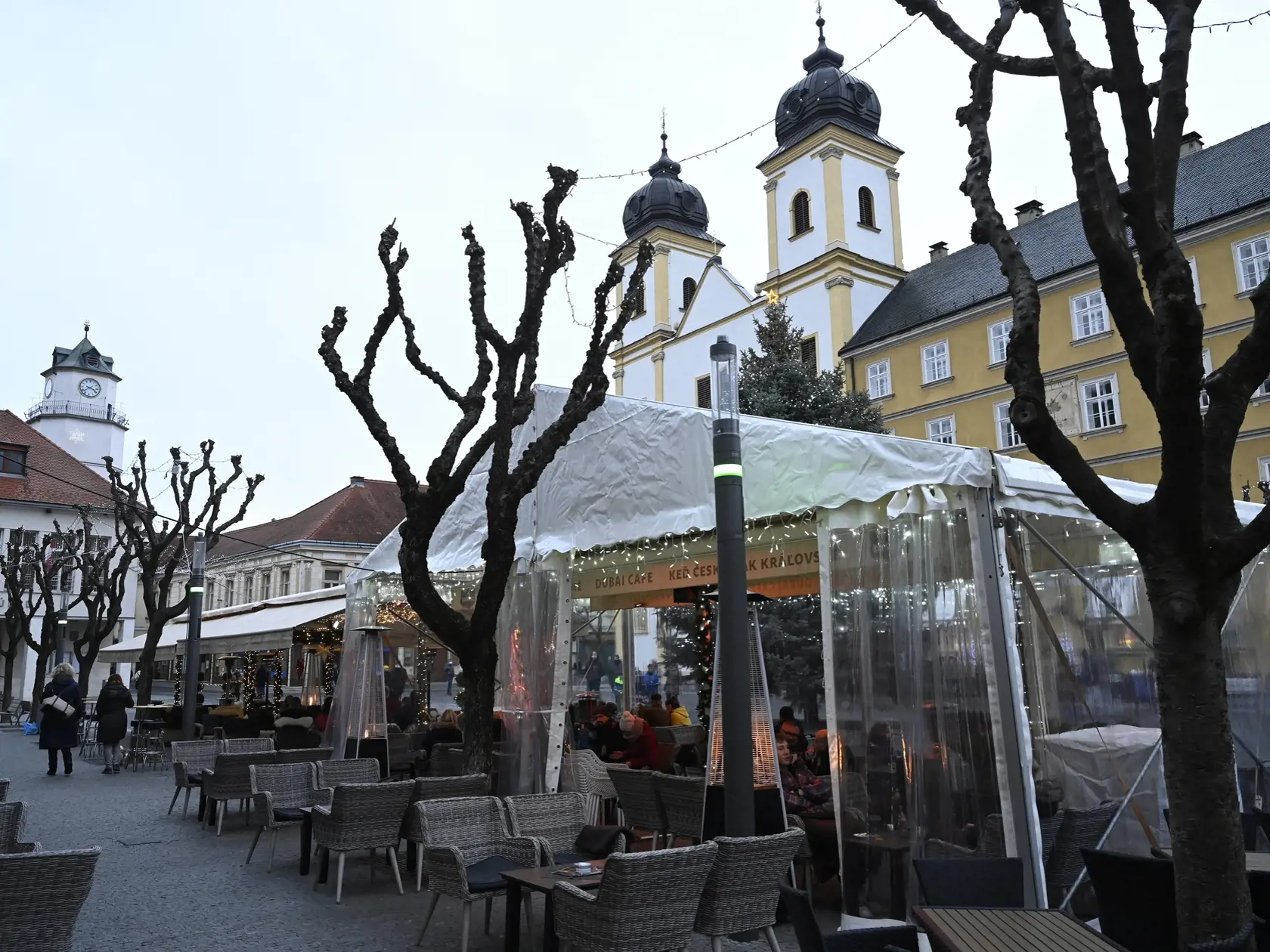 Pre fungovanie terás v reštauráciách platia od piatka 27. novembra 2020 nové podmienky. Z jednej strany musia byť otvorené. Spresnenie pravidiel priniesla vyhláška Úradu verejného zdravotníctva (ÚVZ) SR. Na snímke pohľad na prevádzku v centre Trenčína. FOTO TASR - Radovan Stoklasa, 30. novembra 2020