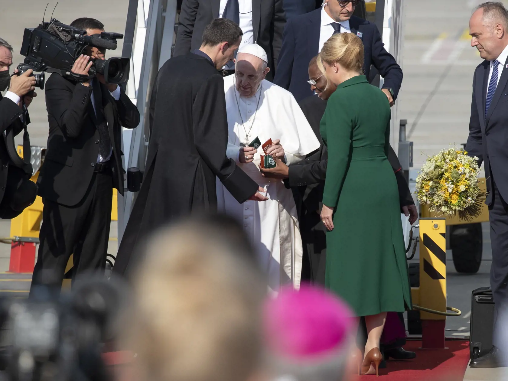 Prílet pápeža Františka na letisko M.R. Štefánika v Bratislave pri príležitosti trodňovej apoštolskej návštevy Slovenska. 