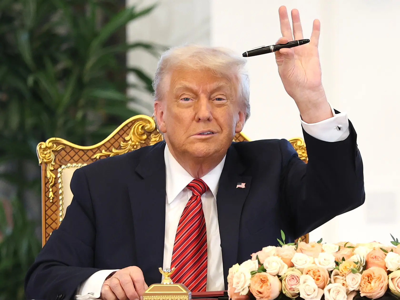 Podľa Trumpa by bolo neprijatie daru hlúpe.