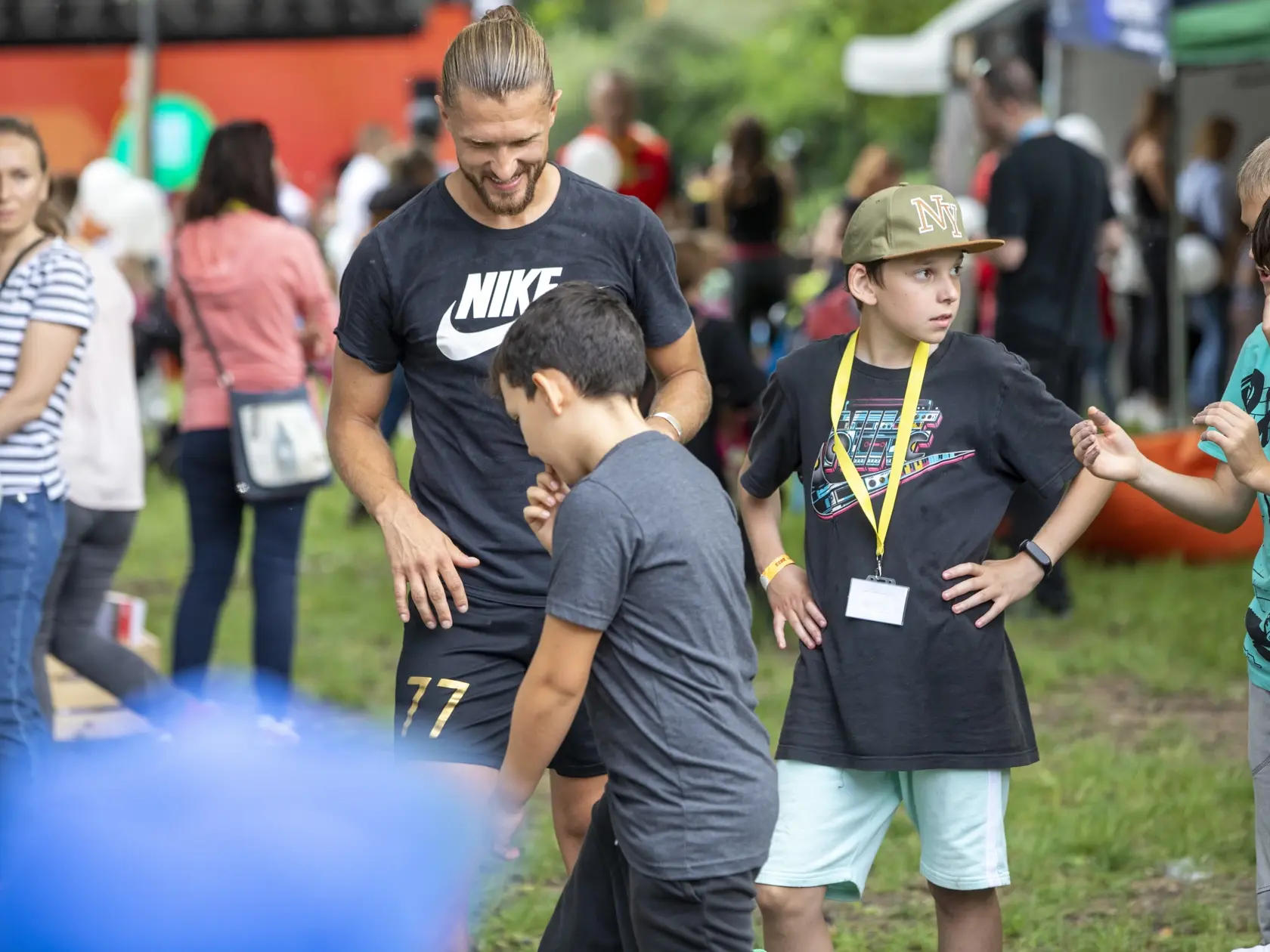 One Way Fest spoločenstva Milosť. Futbalista Erik Čikoš si s deťmi zahral aj futbal.