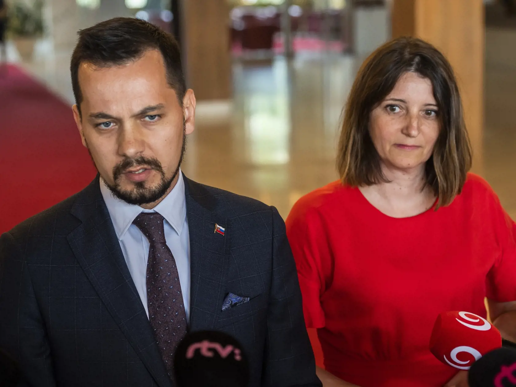 Hoci podľa vlastných slov nie je fanúšikom kúpačky, symbolické “pokropenie” od otca a synovcov sa jej predsa len újde. "Pamätám si ale, že keď som bola na strednej, kupači si u nás doma podávali kľučku a niekedy som nestíhala sa ani prezliekať," spomína poslankyňa, ktorú vraj raz dokonca vytiahli pred dvere bytu.