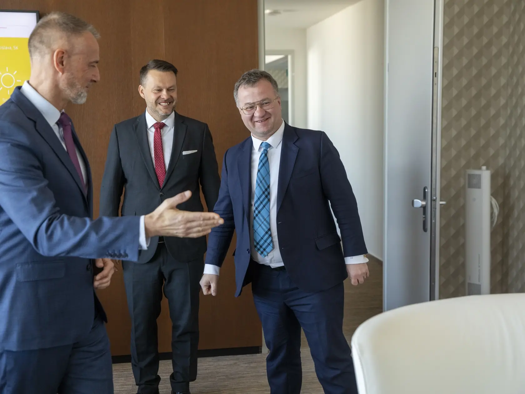 Na snimke je príchod nového ministra investícií, regionálneho rozvoja a informatizácie, MIRRI, Samuela Migaľa.
Úrad odovzdáva Richard Raši, 
Vpravo stojí tajomník Radomír Šalitroš