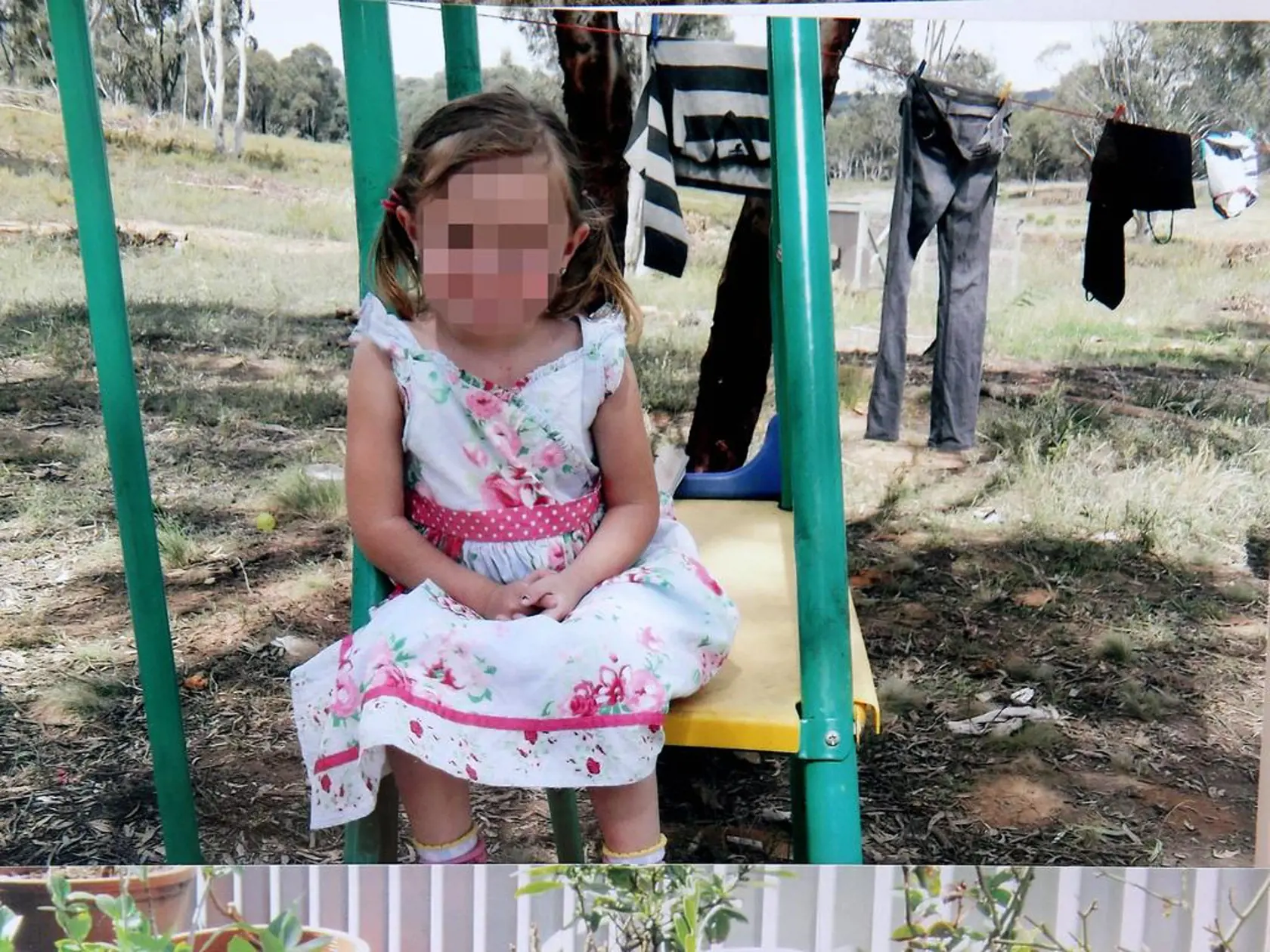 Betty Colt našli policajti v roku 2012 v manželskej posteli so svojím bratom Charliem. Ich deti približne vo veku od 10 rokov zase vykonávali sex s tetami a strýkmi. Za to jej hrozí minimálne desaťročný trest vo väzení. Synovia vo veku 16 a 15, boli medzi piatimi z 13 odobratých detí, ktoré pani Coltovej v roku 2012 vzali, pretože boli výsledkom sexuálneho spojenia medzi ňou a jej otcom, bratom, alebo iným príbuzným.