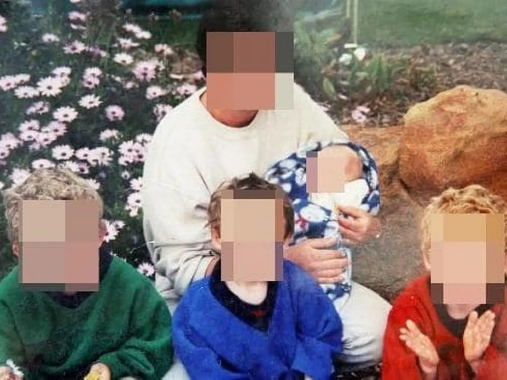 Betty Colt našli policajti v roku 2012 v manželskej posteli so svojím bratom Charliem. Ich deti približne vo veku od 10 rokov zase vykonávali sex s tetami a strýkmi. Za to jej hrozí minimálne desaťročný trest vo väzení. Synovia vo veku 16 a 15, boli medzi piatimi z 13 odobratých detí, ktoré pani Coltovej v roku 2012 vzali, pretože boli výsledkom sexuálneho spojenia medzi ňou a jej otcom, bratom, alebo iným príbuzným.