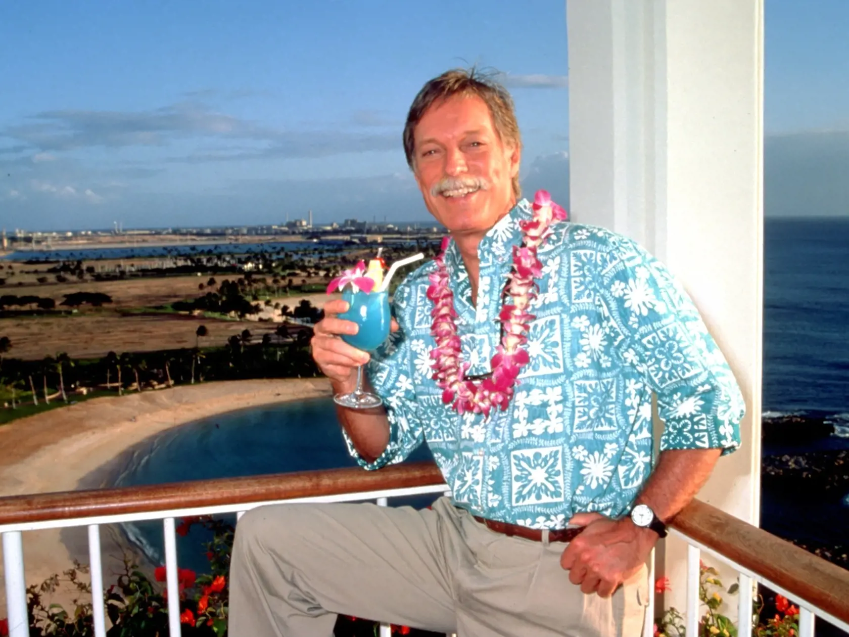 Richard Chamberlain (86) verejne priznal, že je gay, až v roku 2003. Začiatkom 70. rokov mal vzťah s hercom Wesleym Eureom, v roku 1977 sa zoznámil s o 20 rokov mladším hercom a spisovateľom Martinom Rabbetom, s ktorým žil v luxusnej vile na Havaji do roku 2010.