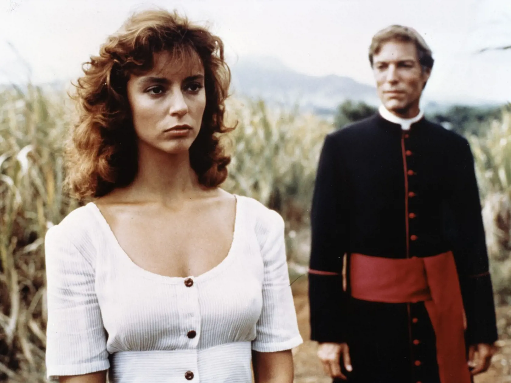 Rachel Ward hrala Meggie Cleary, ktorá sa šialene zaľúbi do kňaza Ralpha de Bricassarta (Richard Chamberlain, na foto). On jej lásku spočiatku neopätuje a radí jej, aby si našla vhodného partnera. Osud však s nimi má iné plány.