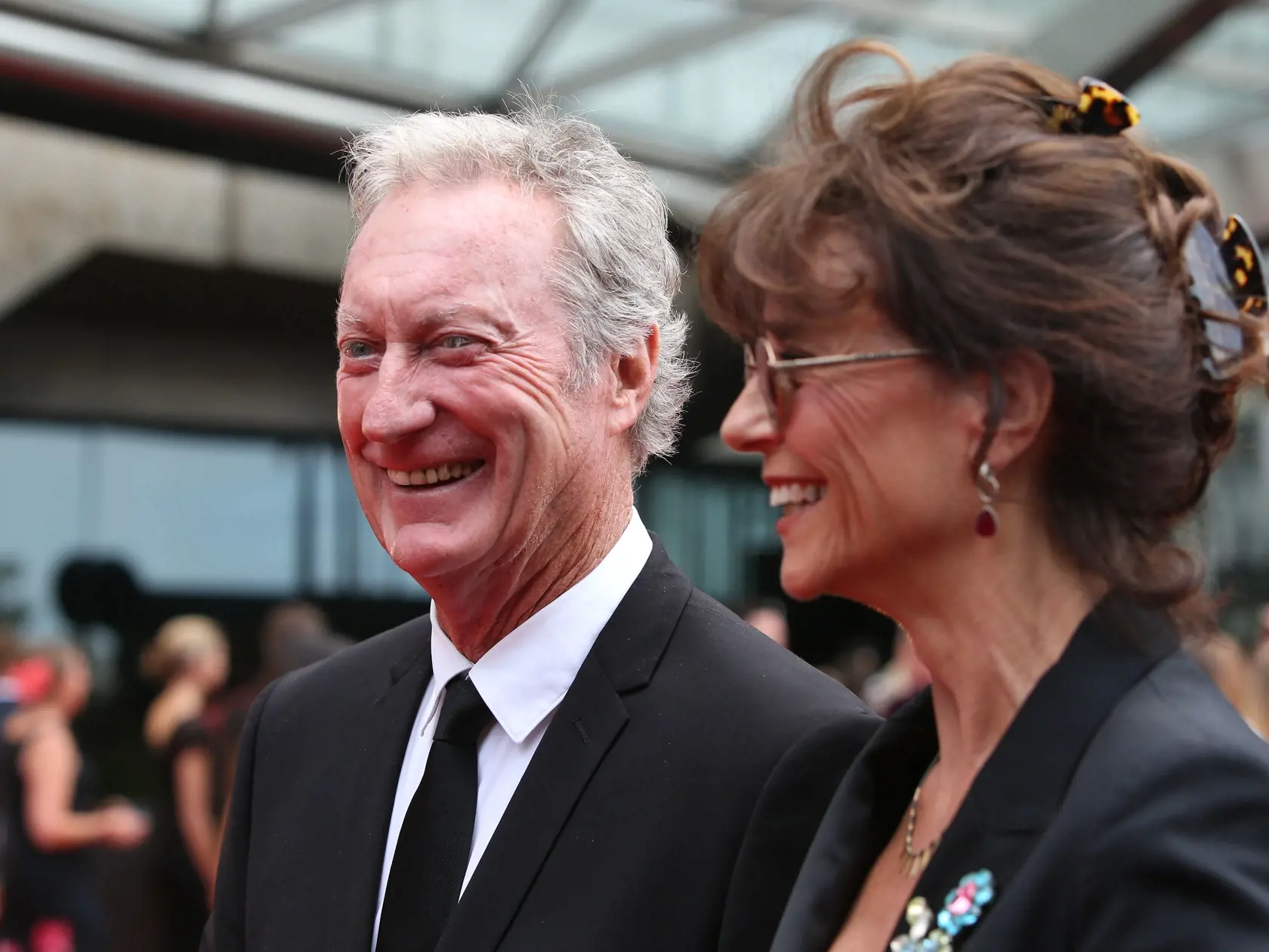 Bryan Brown (73) je úspešný austrálsky herec, ktorý účinkoval vo viac ako 80 domácich i zahraničných filmoch a televíznych projektoch. Na foto s manželkou Rachel Ward v roku 2018.
