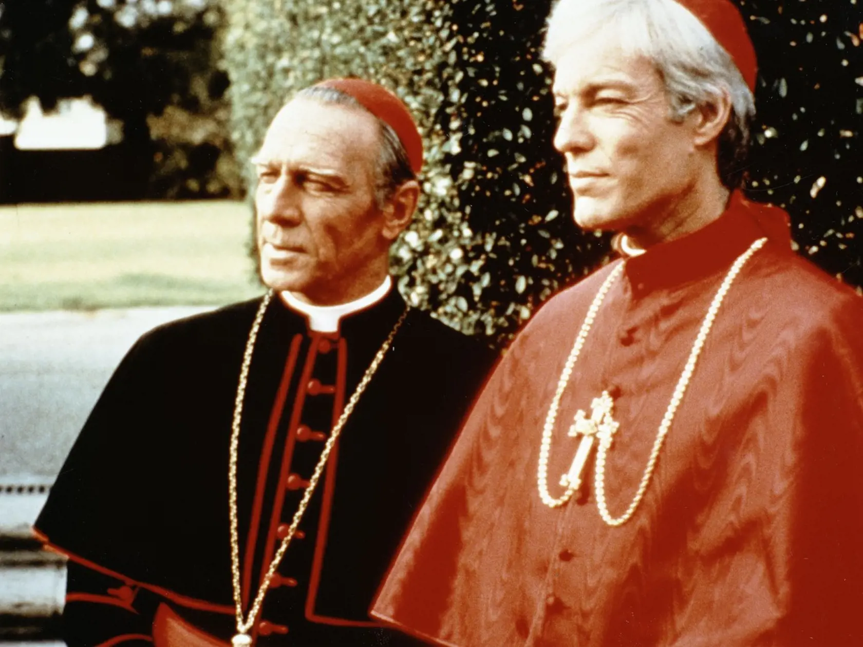 Christopher Plummer (vľavo) ako arcibiskup, neskôr kardinál Vittorio di Conti-Verchese, priateľ Ralpha (vpravo) a Danea.