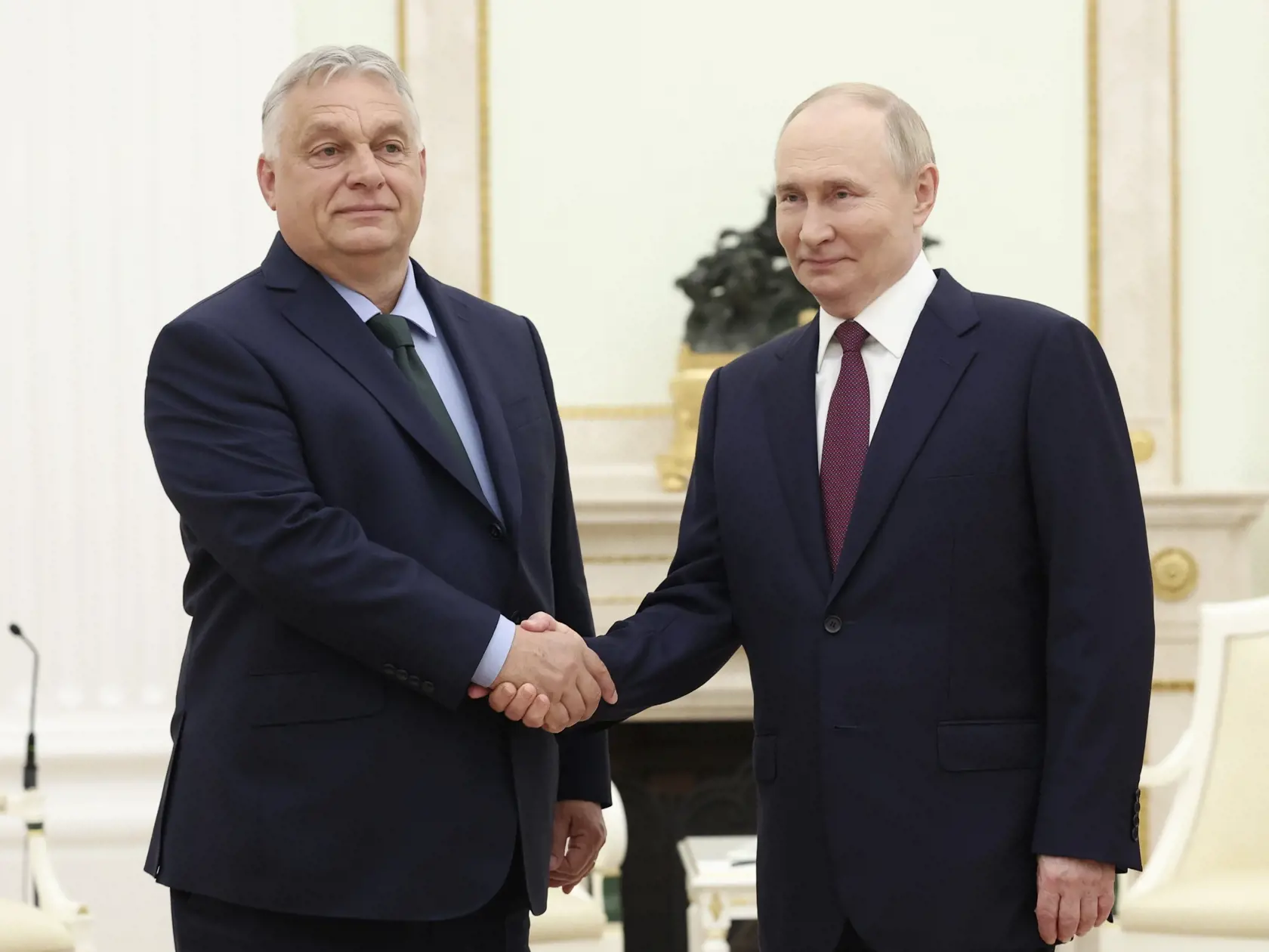 KK30 Moskva - Ruský prezident Vladimir Putin (vpravo) a maďarský premiér Viktor Orbán si podávajú ruky počas stretnutia v Moskve 5. júla 2024. FOTO TASR/AP
Russian President Vladimir Putin, right, and Hungarian Prime Minister Viktor Orban shake hands during a meeting in Moscow, Russia, Friday, July 5, 2024. (Valeriy Sharifulin, Sputnik, Kremlin Pool Photo via AP)