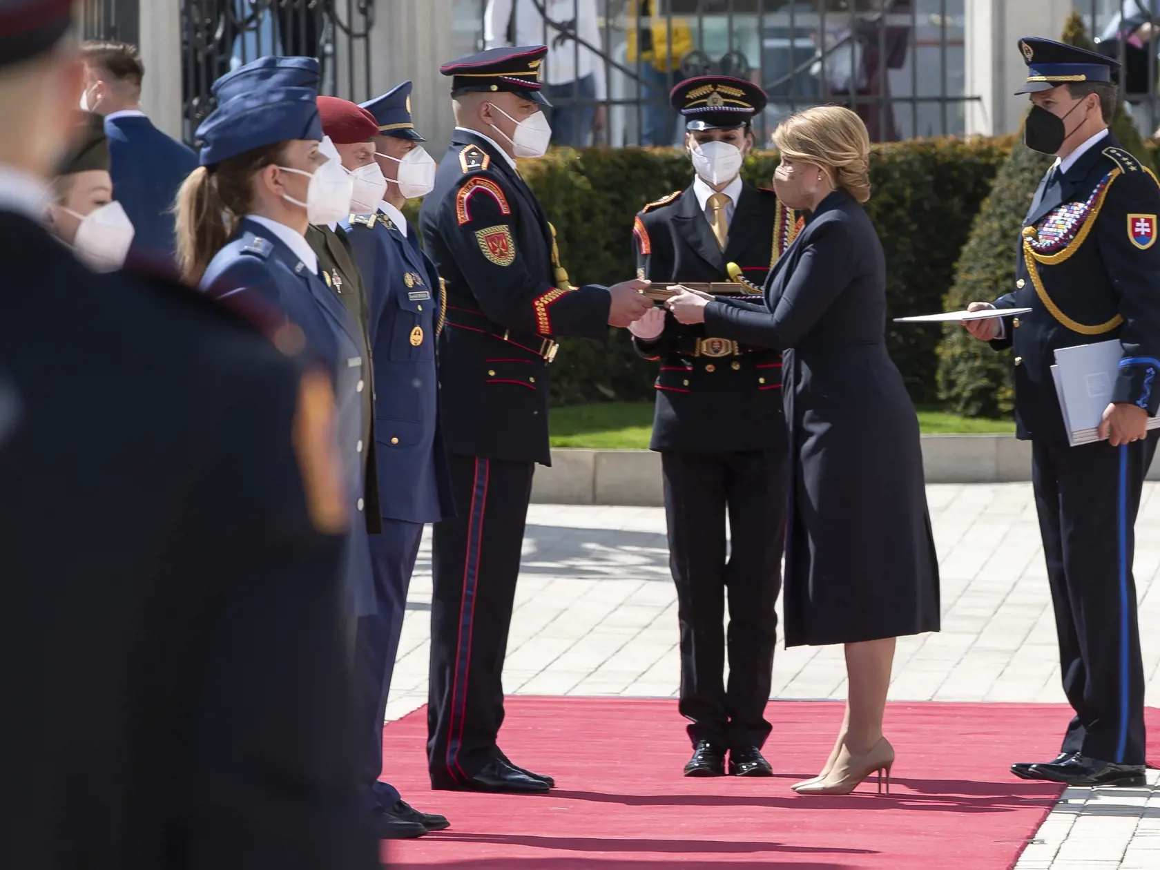 Prezidentka SR Zuzana Čaputová udelila medaily vojačkám a vojakom, ktorí sa vyzmanenali vynaloženým úsilím počas pandémie koronavírusu Covid - 19. Na snímke je vyznamenaný čatár Peter Pápež.