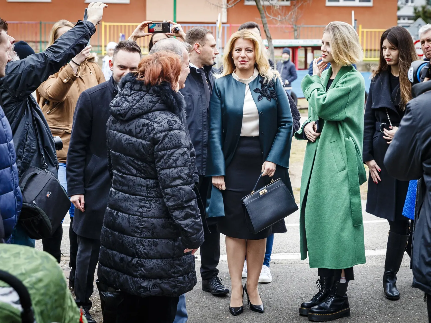 Prezidentka Slovenskej republiky Zuzana Čaputová v spoločnosti dcér prvovoličky Lei a Emy odvolila v Materskej škôlke v Pezinku.