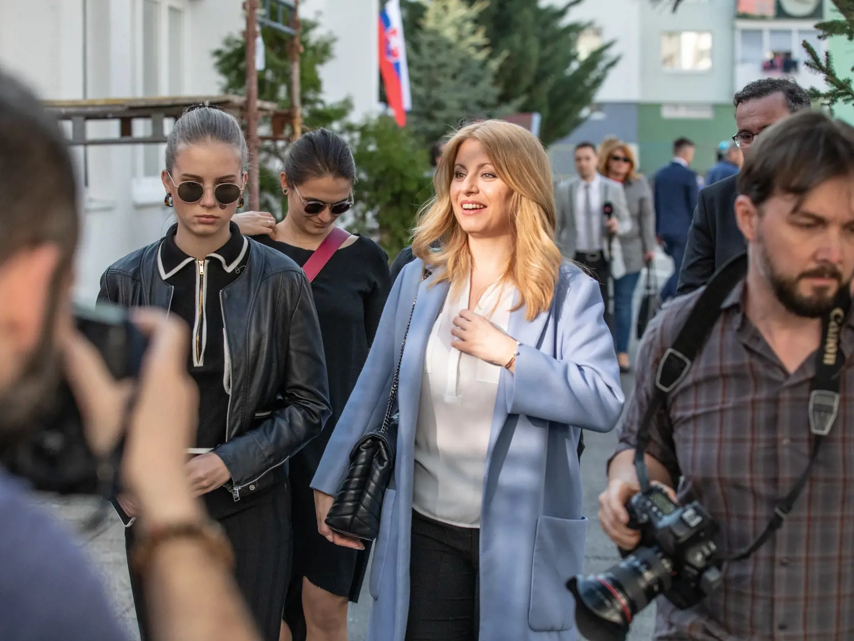 Zuzana Čaputová volila v Pezinku vo svojom volebnom obvode so svojimi dvoma dcérami Leou a Emmou a vtedajším partnerom Petrom Konečným.