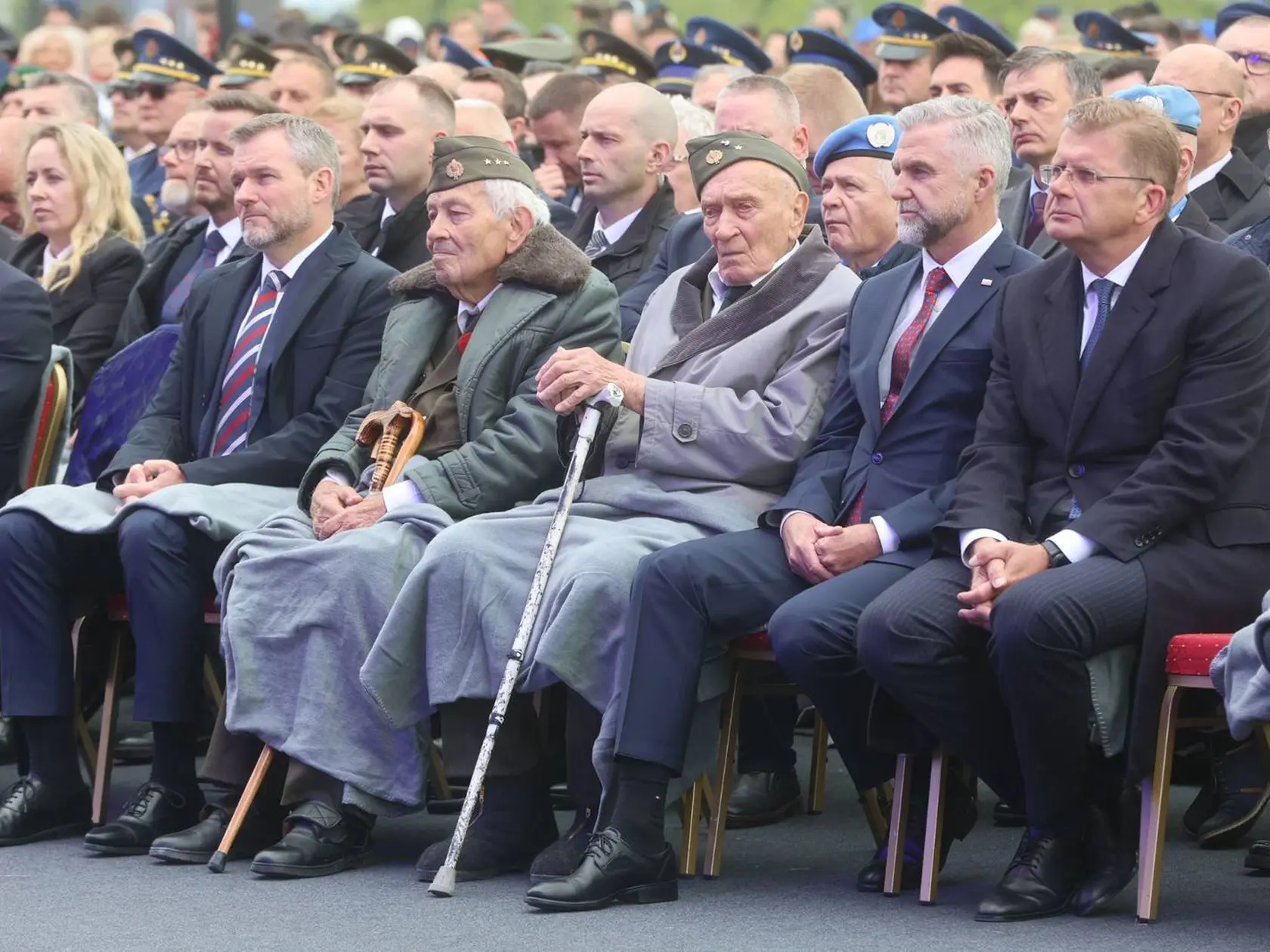 V Piešťanoch je dnes chladno, viacerí ľudia sa prikrývajú dekou. Výnimkou nie je ani premiér Robert Fico.