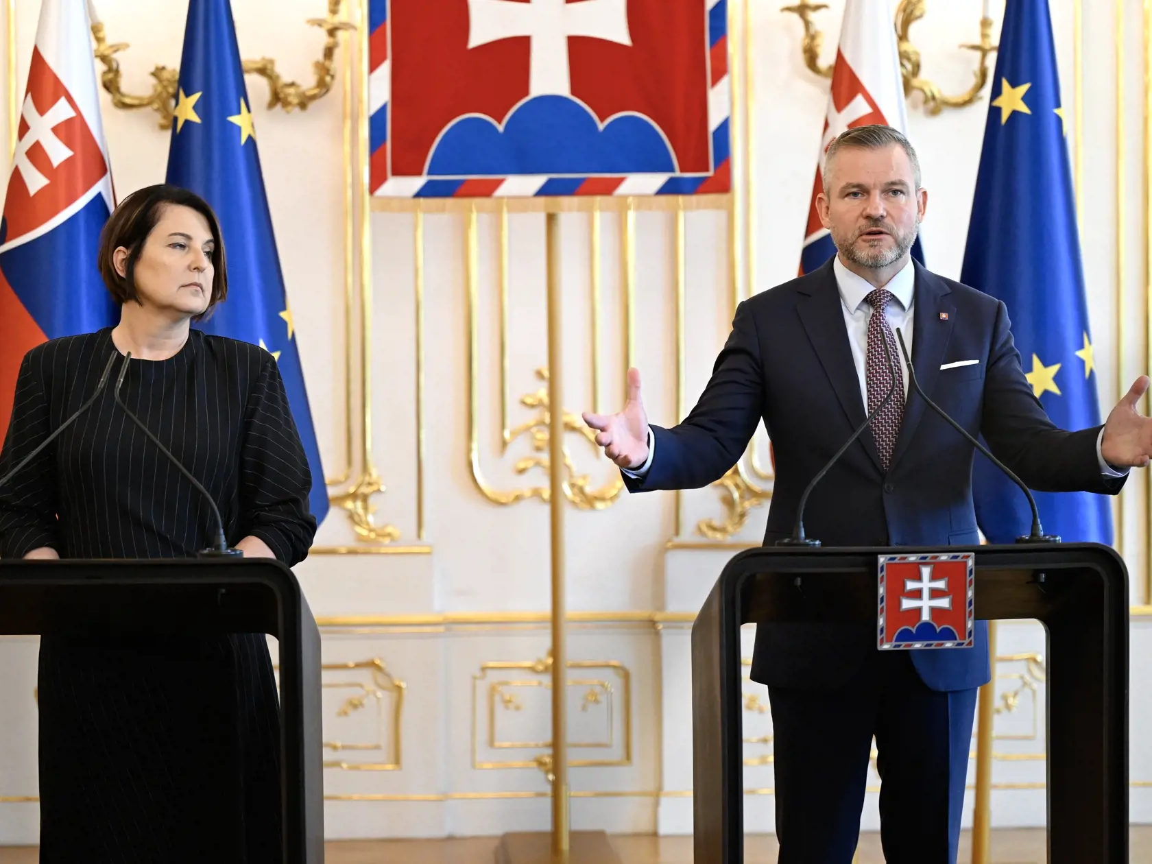 Na snímke vpravo prezident SR Peter Pellegrini a vľavo predsedníčka Súdnej rady SR Marcela Kosová počas vyhlásenia pre médiá po stretnutí v Prezidentskom paláci 15. júla 2024 v Bratislave. FOTO TASR - Pavel Neubauer